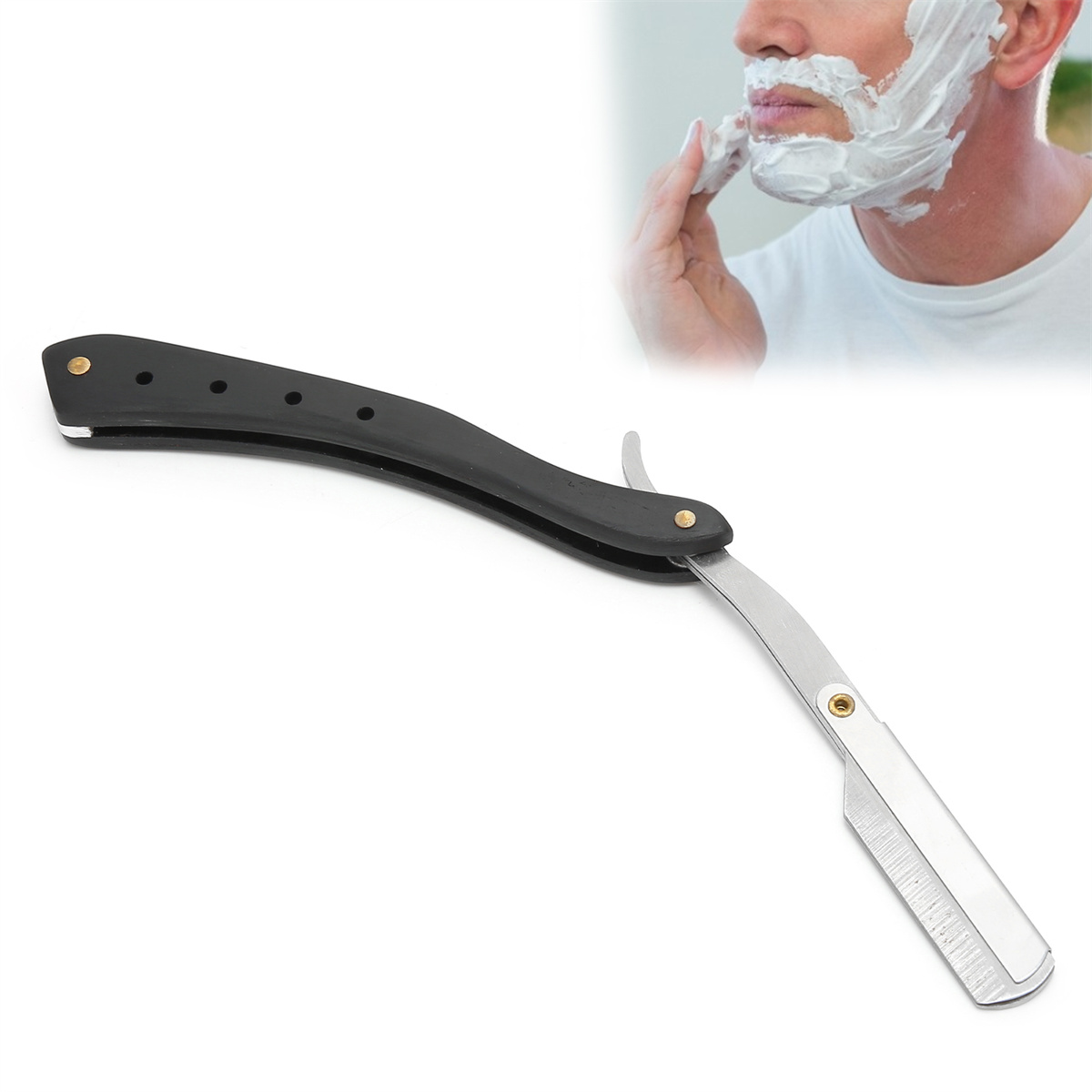 Ein Mann rasiert sich mit einem Rasiermesser, Nahaufnahme des Messers im Gebrauch.