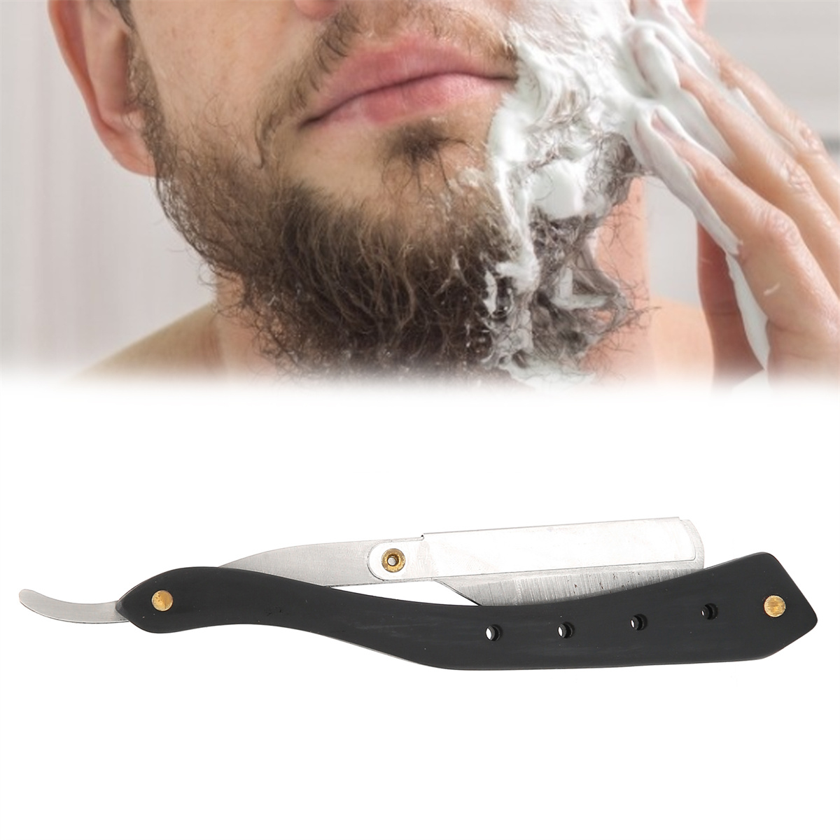 Mann rasiert sich mit einem schwarzen Rasiermesser. Weiße Rasiercreme ist sichtbar.