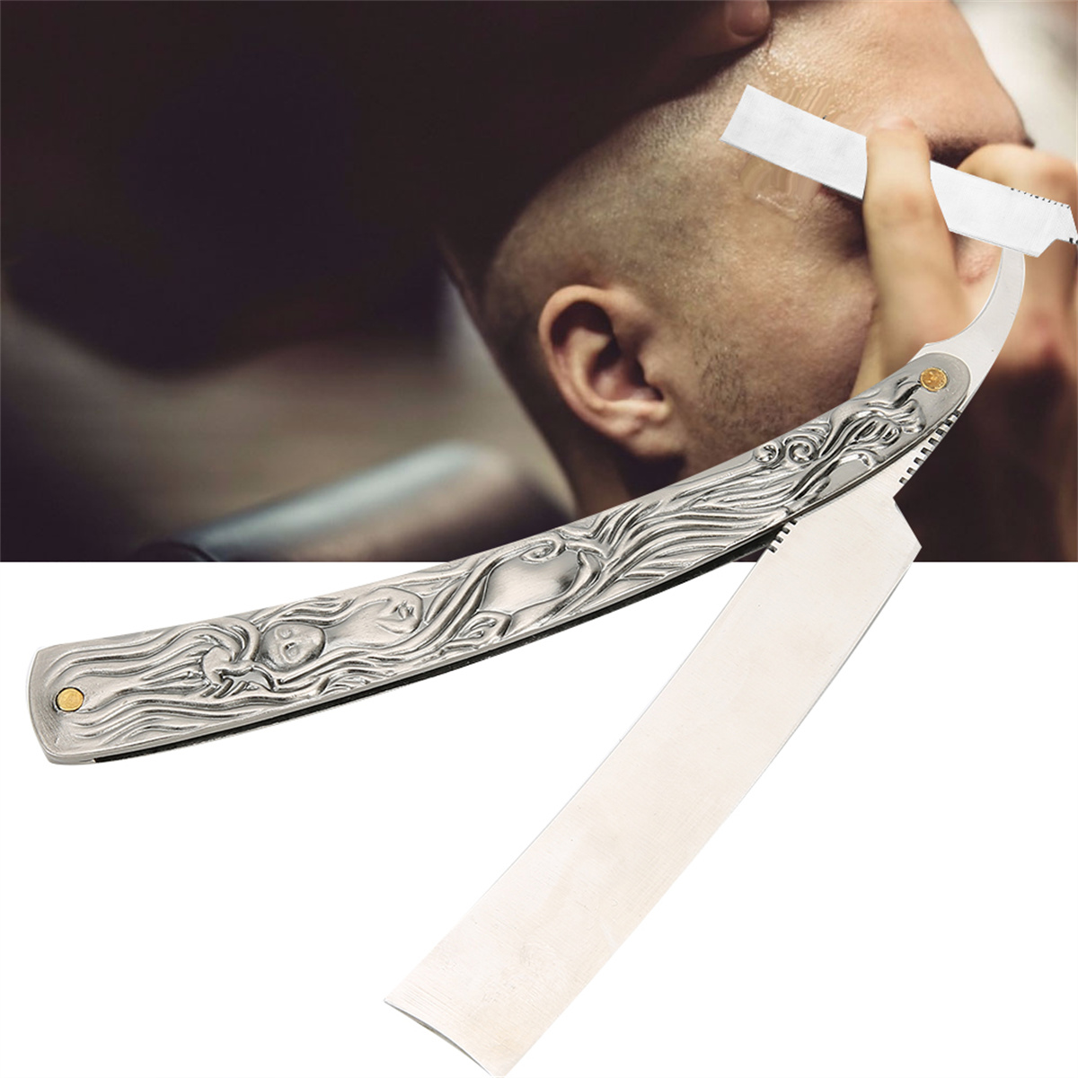 Ein Mann wird mit einem silbernen Rasiermesser rasiert. Der Rasierer ist verziert.