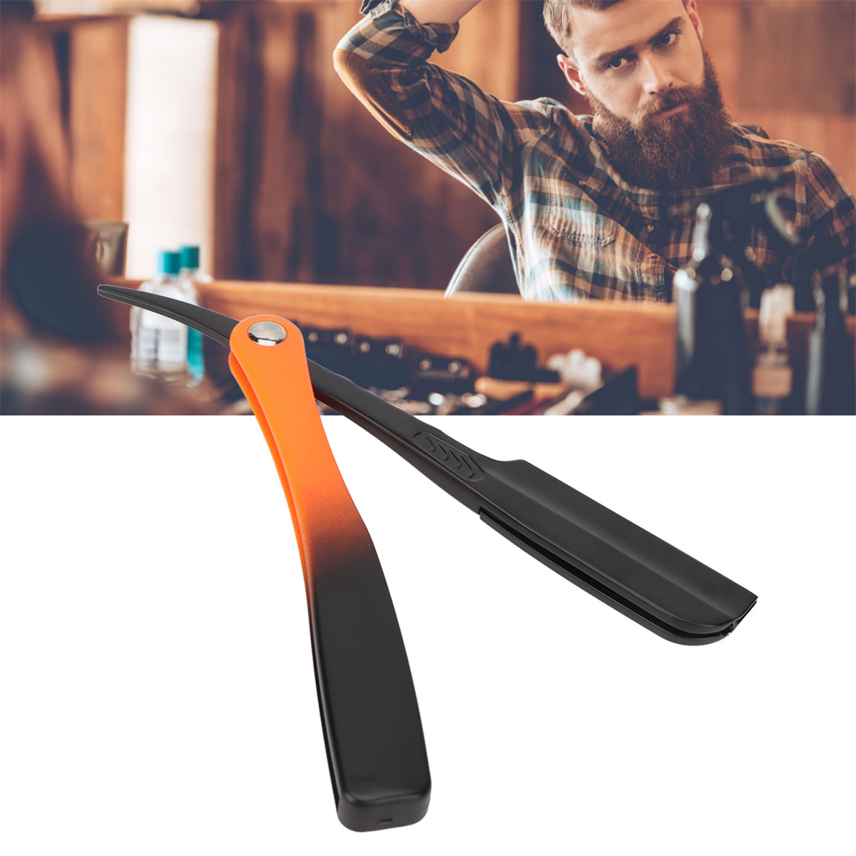 Friseur mit Rasiermesser. Rasierer hat schwarzen und orangefarbenen Griff. Verschwommener Hintergrund.