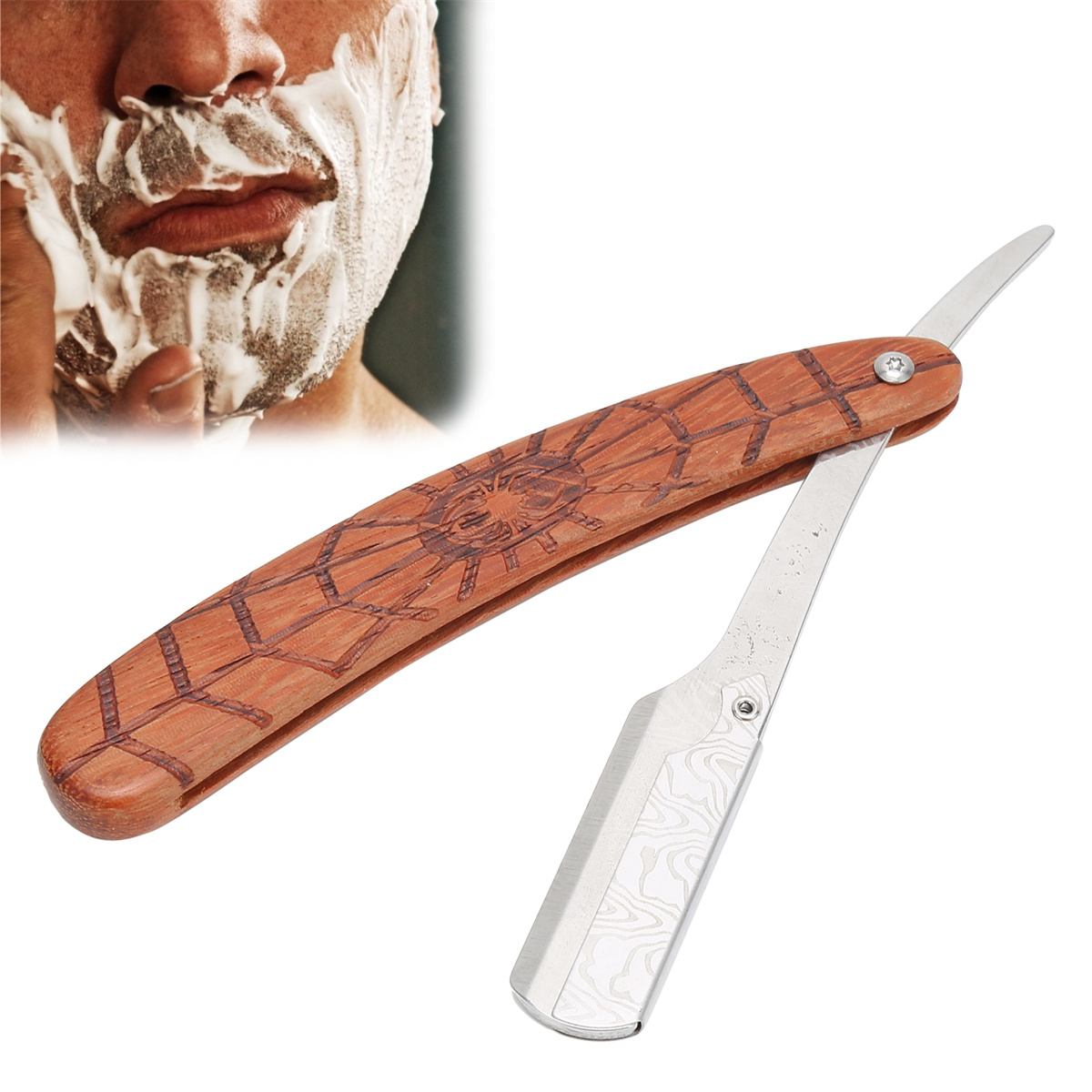Ein Mann rasiert sich mit einem Rasiermesser. Das Messer hat einen Holzgriff mit Verzierungen.