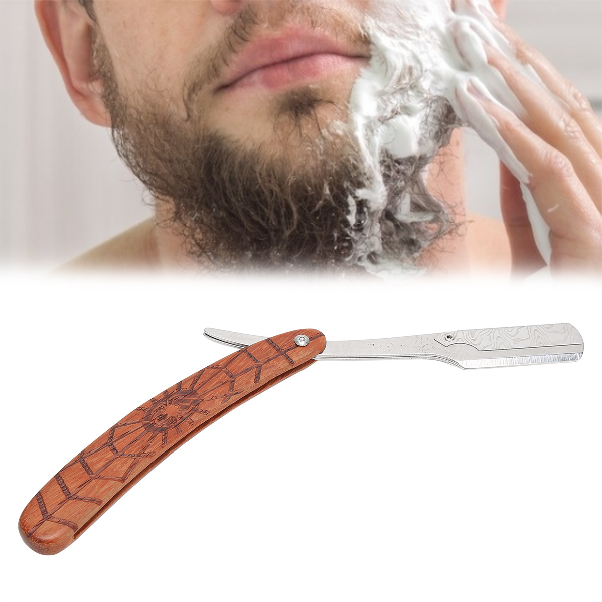 Ein Mann rasiert seinen Bart mit einem Rasiermesser. Rasierschaum ist im Gesicht.