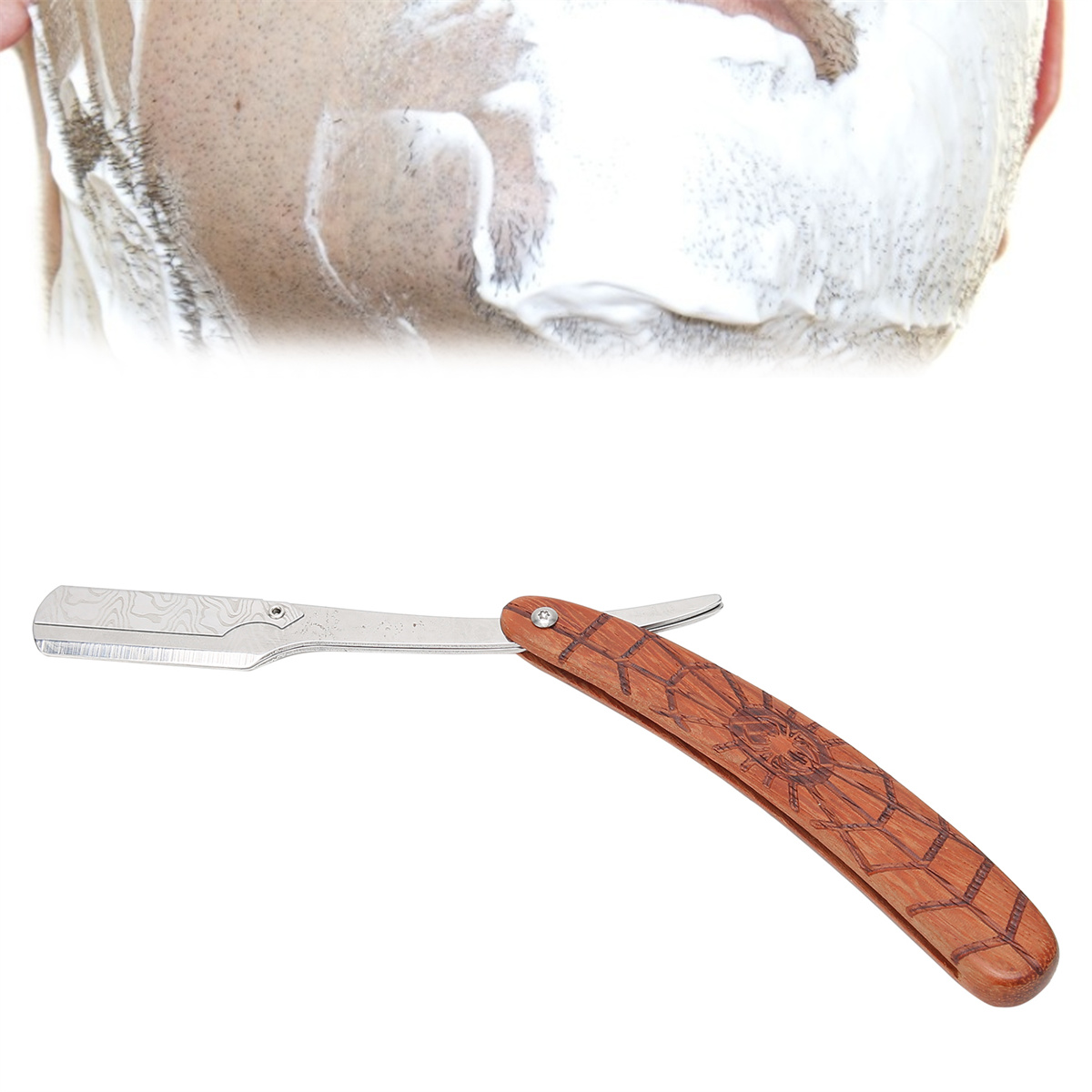 Mann rasiert sich mit einem Rasiermesser. Der Rasierer hat einen Holzgriff. Fokus auf die Klinge.