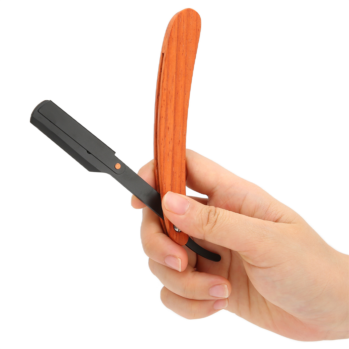 Hand hält einen Rasierer. Der Rasierer hat einen Holzgriff und eine schwarze Klinge.