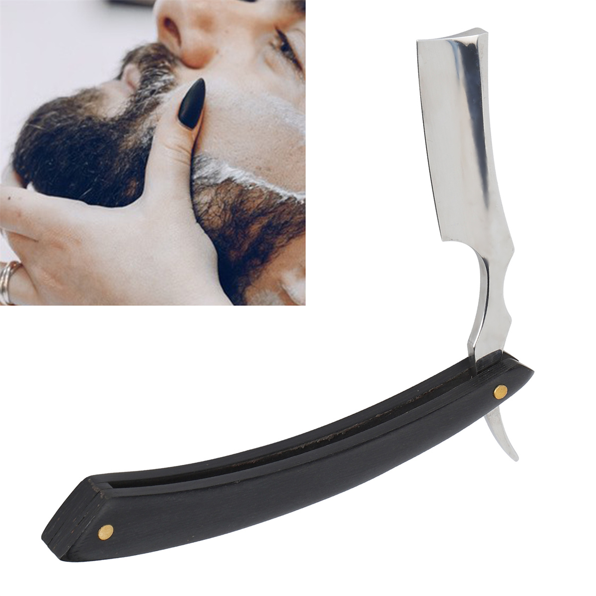 Ein Rasiermesser neben dem Gesicht eines Mannes, das von einer Hand rasiert wird. Das Rasiermesser ist schwarz und silber.