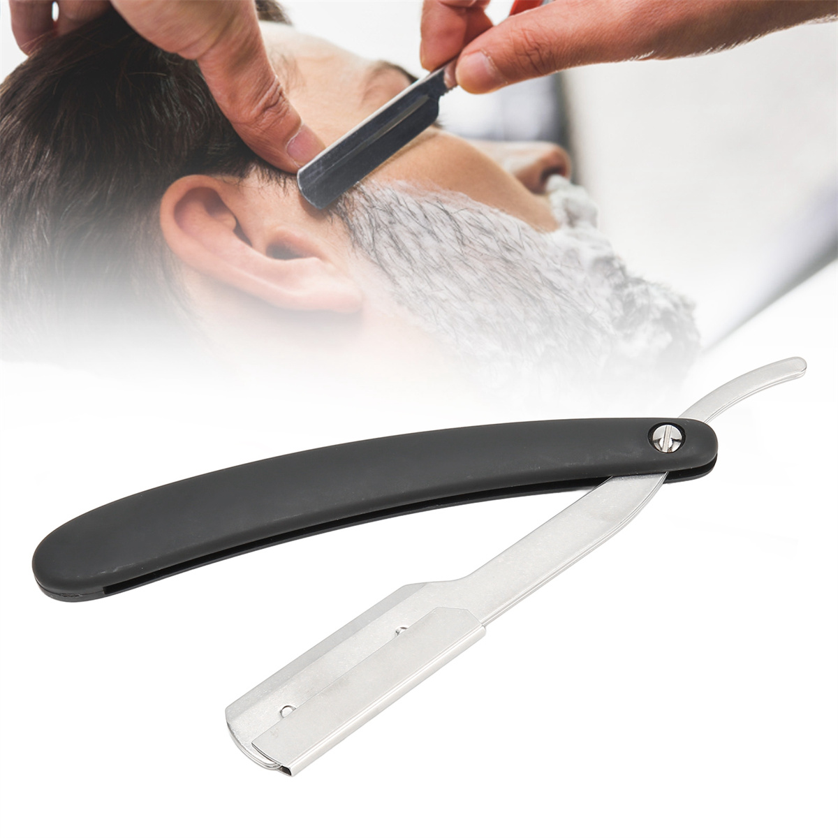 Ein Friseur rasiert das Gesicht eines Mannes mit einem Rasiermesser. Rasiermesser und Mann sind im Fokus.