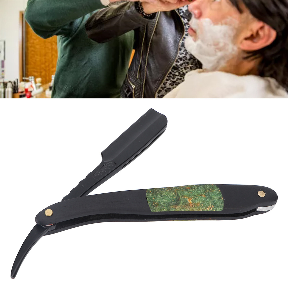 Ein Friseur rasiert einen Mann. Ein Rasiermesser wird gezeigt. Das Rasiermesser ist schwarz.