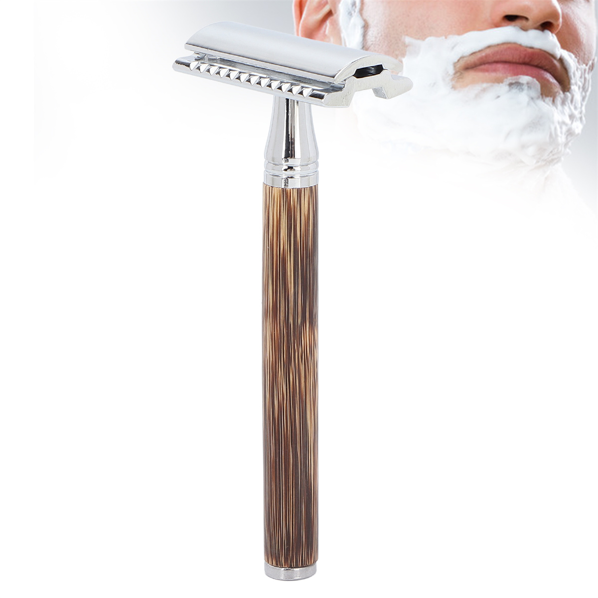 Ein Rasierhobel mit Holzgriff. Im Hintergrund ist ein Mann mit Rasierschaum zu sehen.