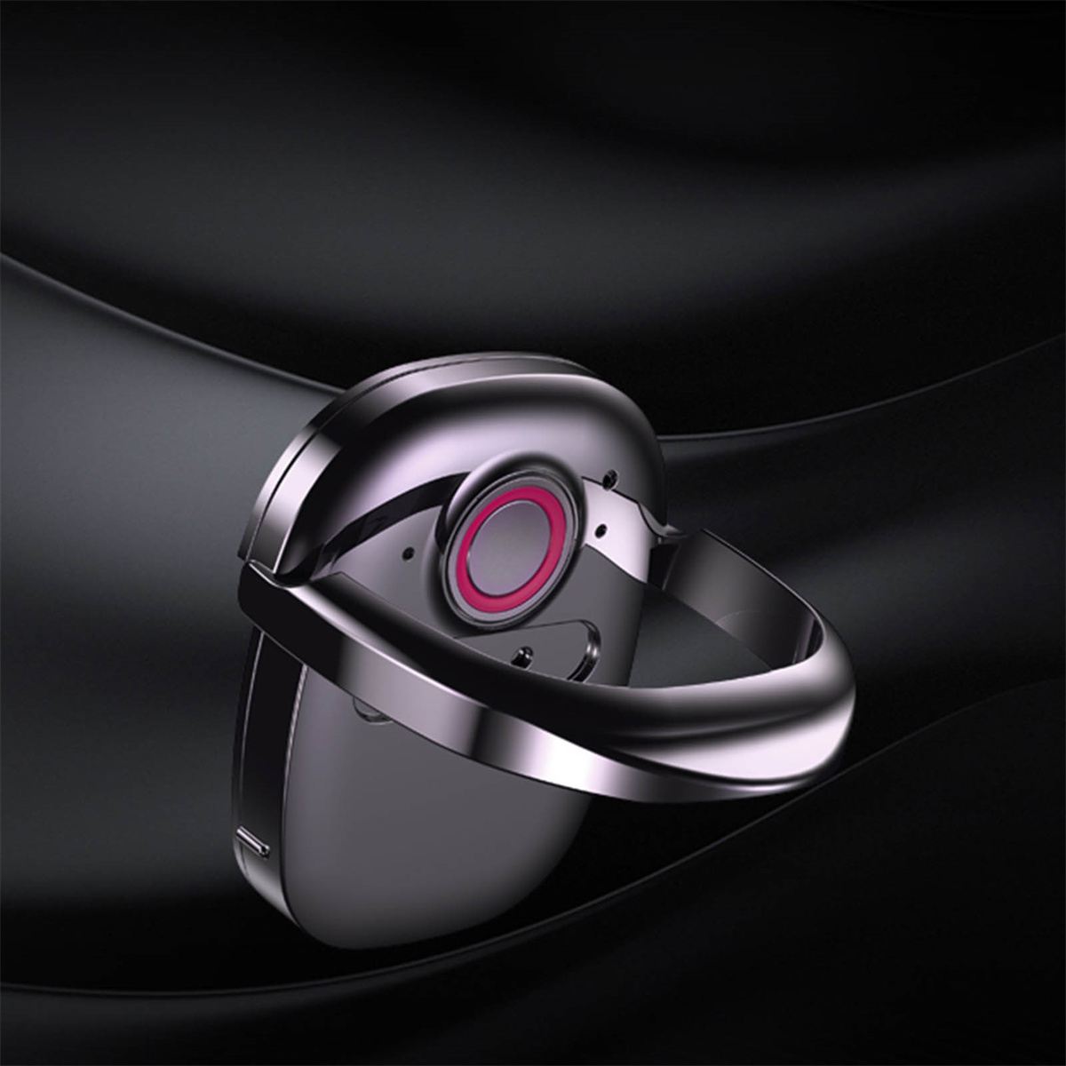Ein schwarzer Ring-Telefonhalter mit einem roten kreisförmigen Detail auf einer schwarzen Oberfläche.