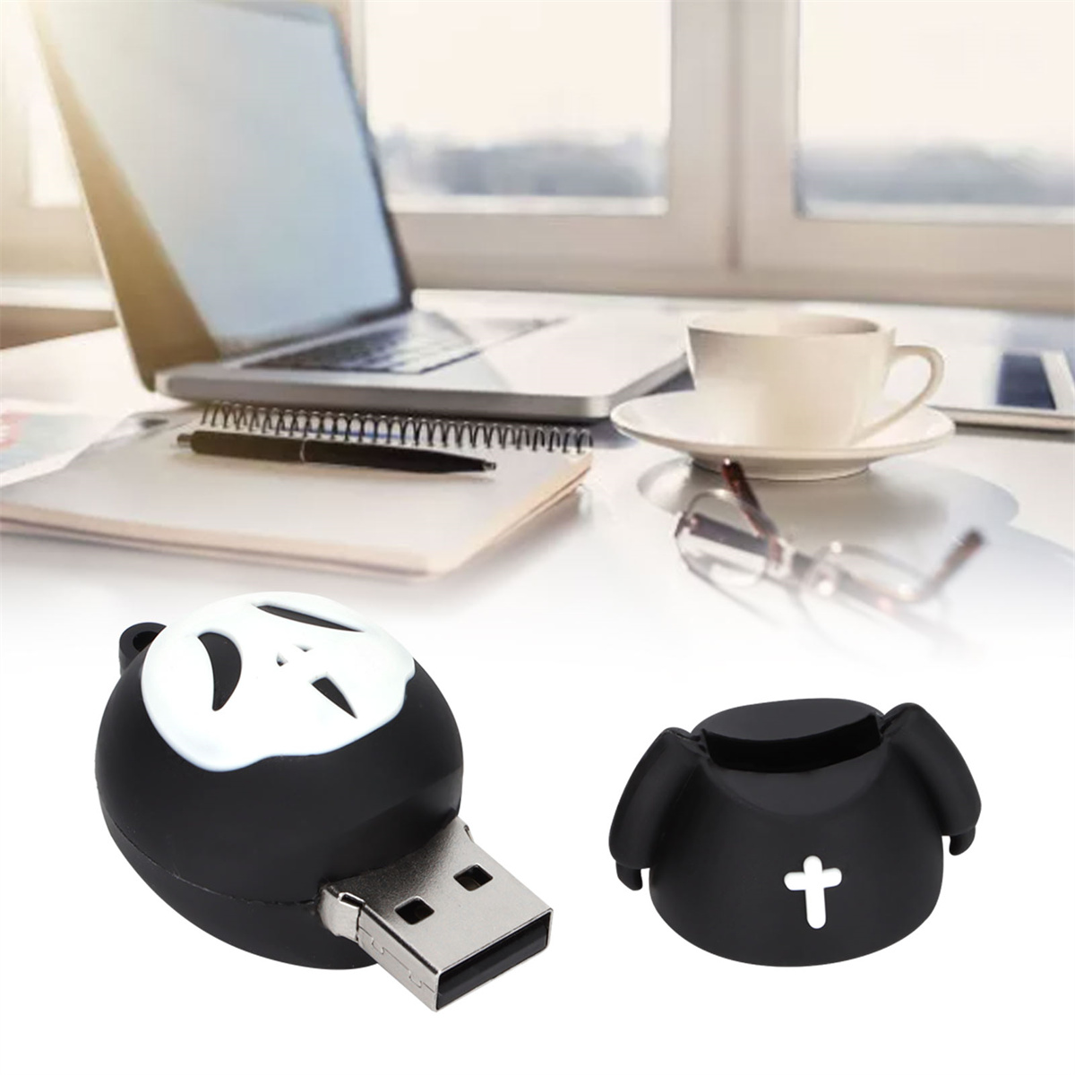 USB-Stick in Geisterform, mit Laptop, Tasse und Brille auf einem Schreibtisch im Hintergrund.