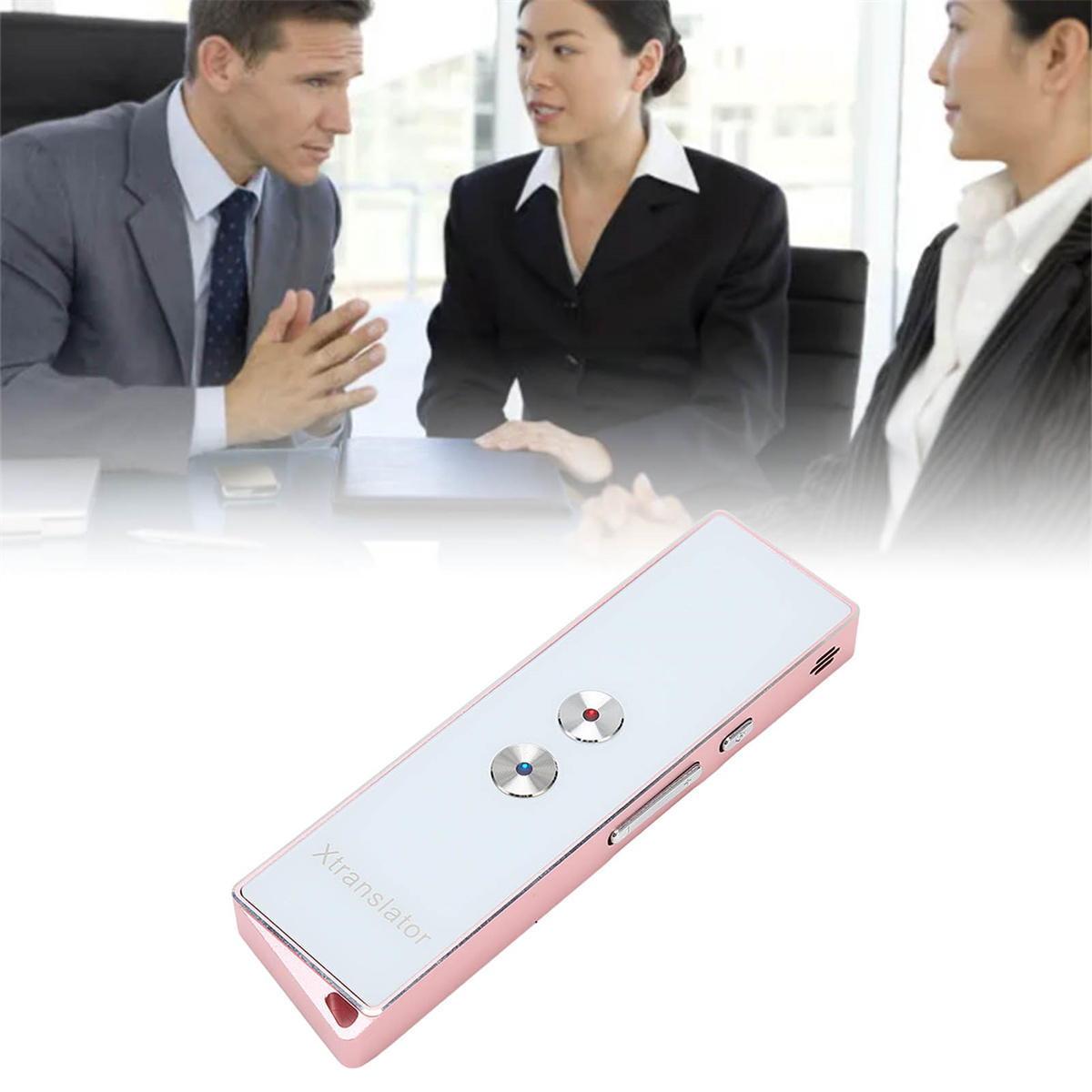 Ein rosa-weißes Xtranslator-Gerät mit Knöpfen und zwei Personen im Hintergrund.