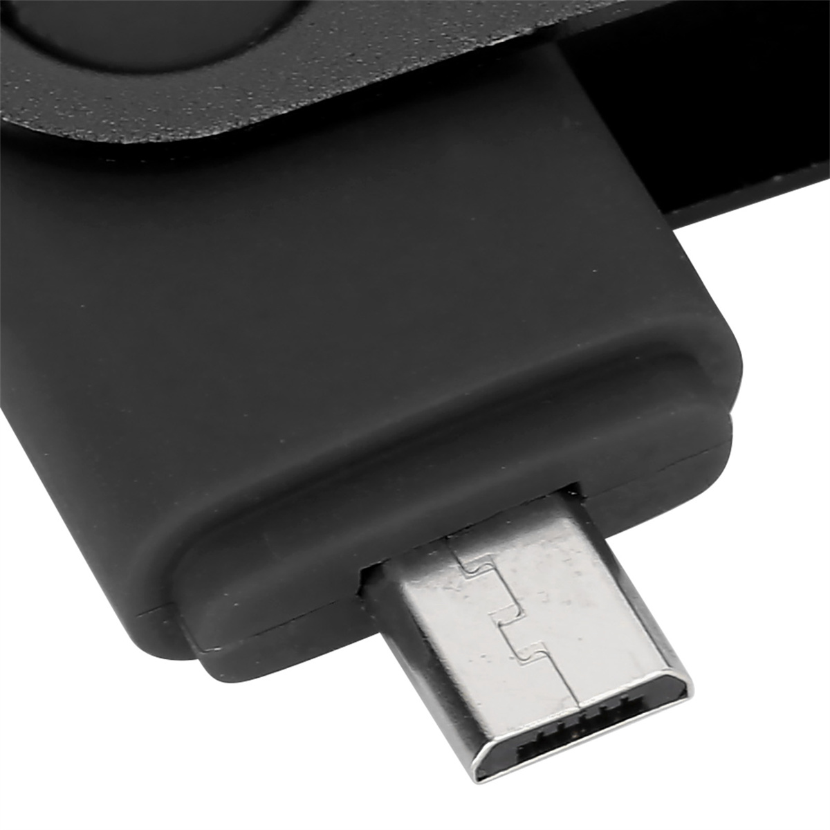 Schwarzer USB-C-Adapter. Silberner Stecker sichtbar. Nahaufnahme.