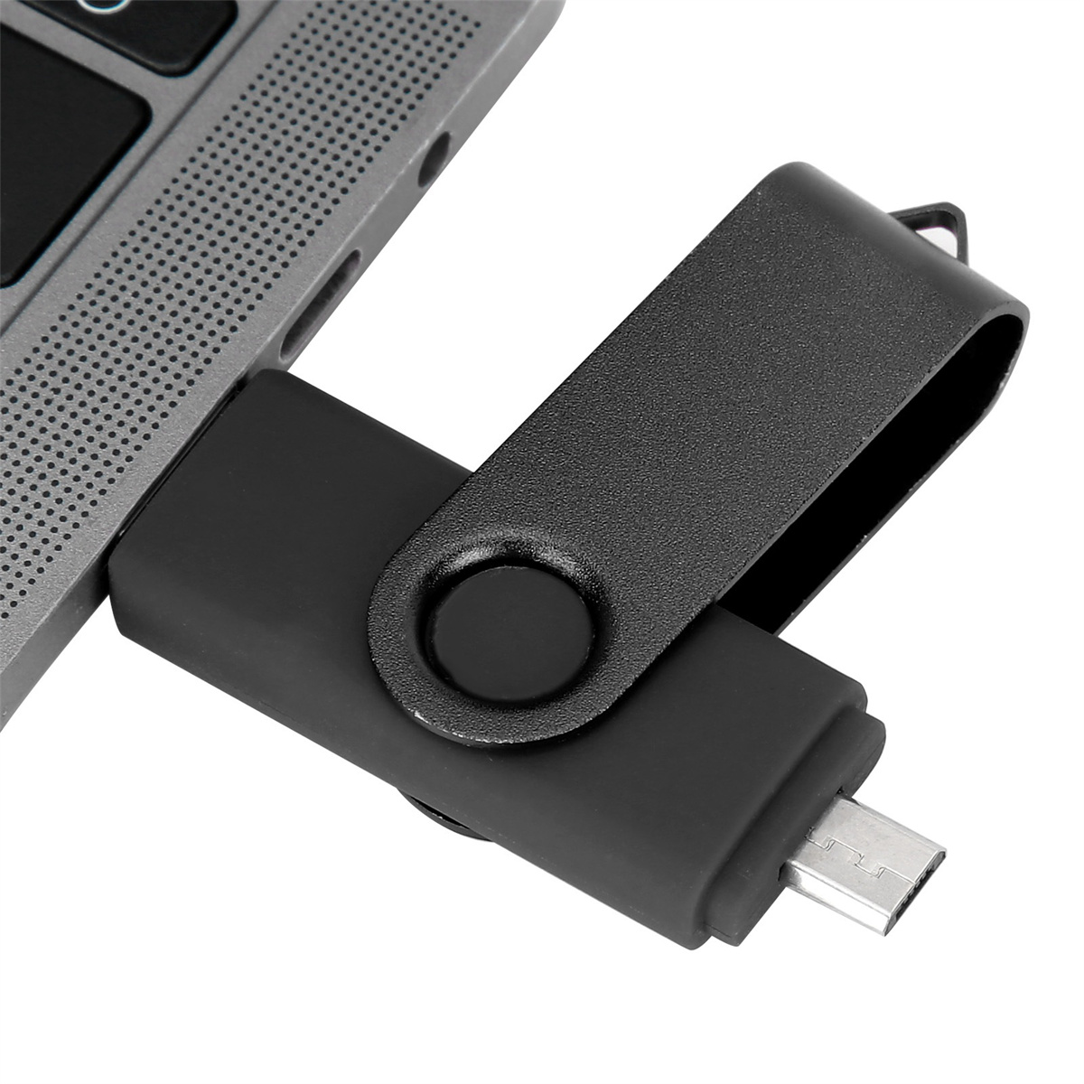 Schwarzer USB-Stick in einen Laptop gesteckt.