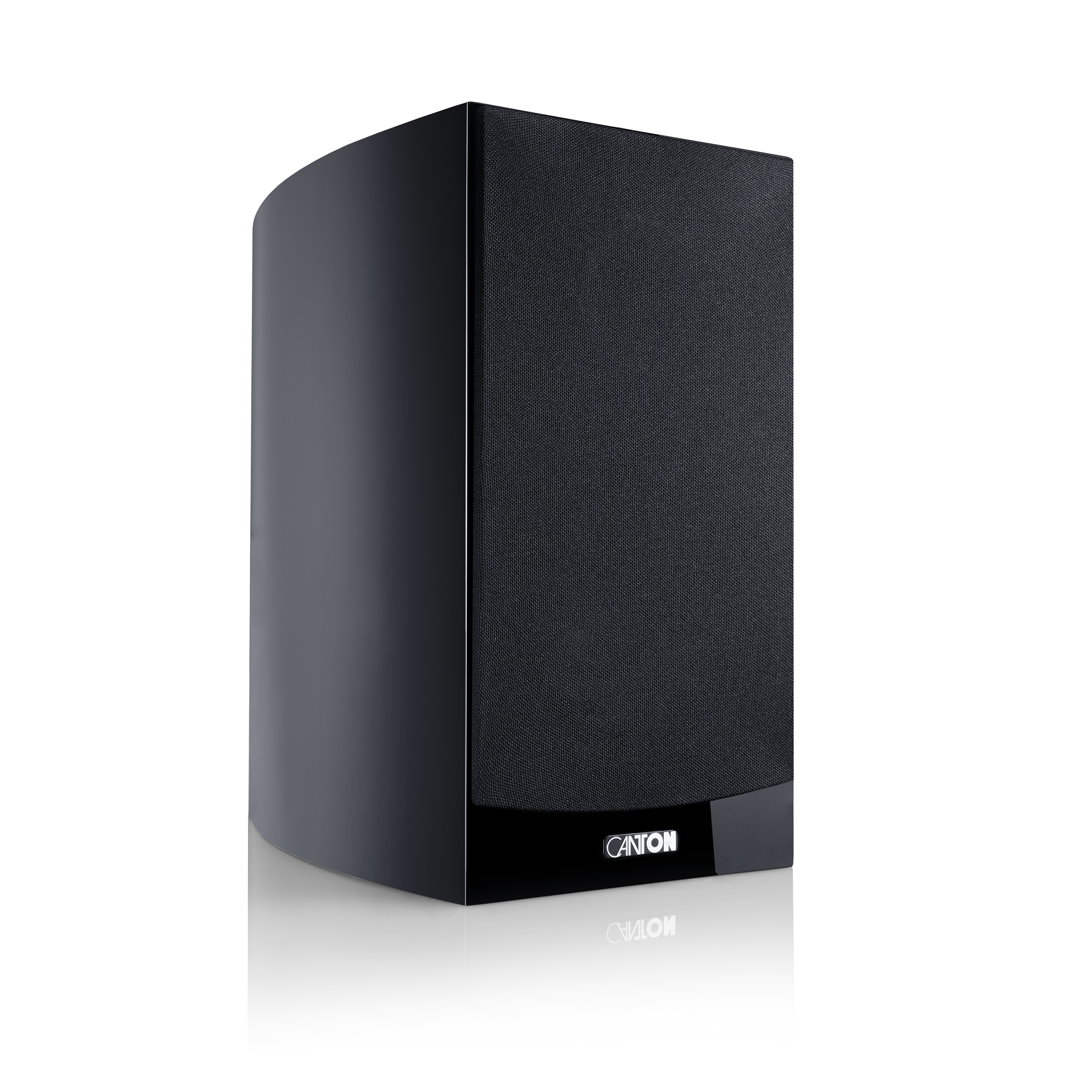 Zwarte speaker met een gebogen voorkant. Het heeft een speakerdoek en een logo onderaan.