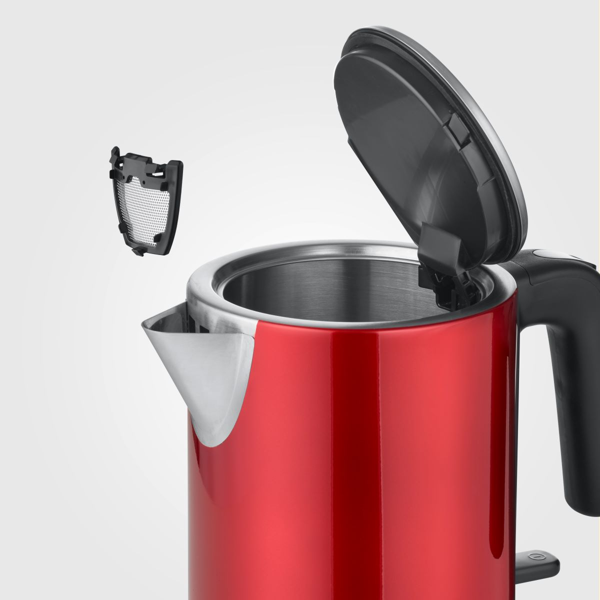 Czerwony czajnik elektryczny, otwarte wieczko odsłania wnętrze i filtr.