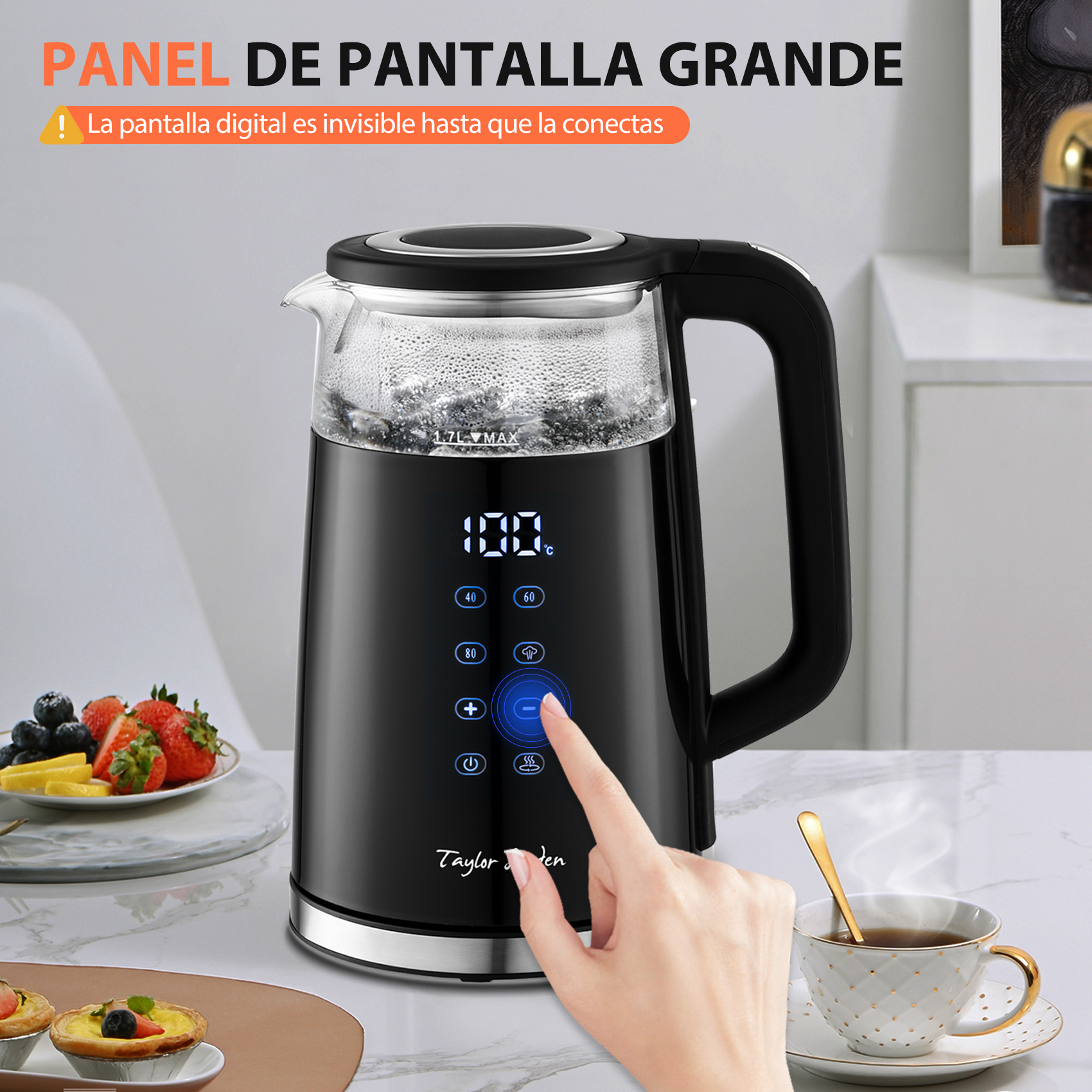 Hervidor eléctrico negro con pantalla digital. Botones táctiles. Bayas y pasteles en la mesa.