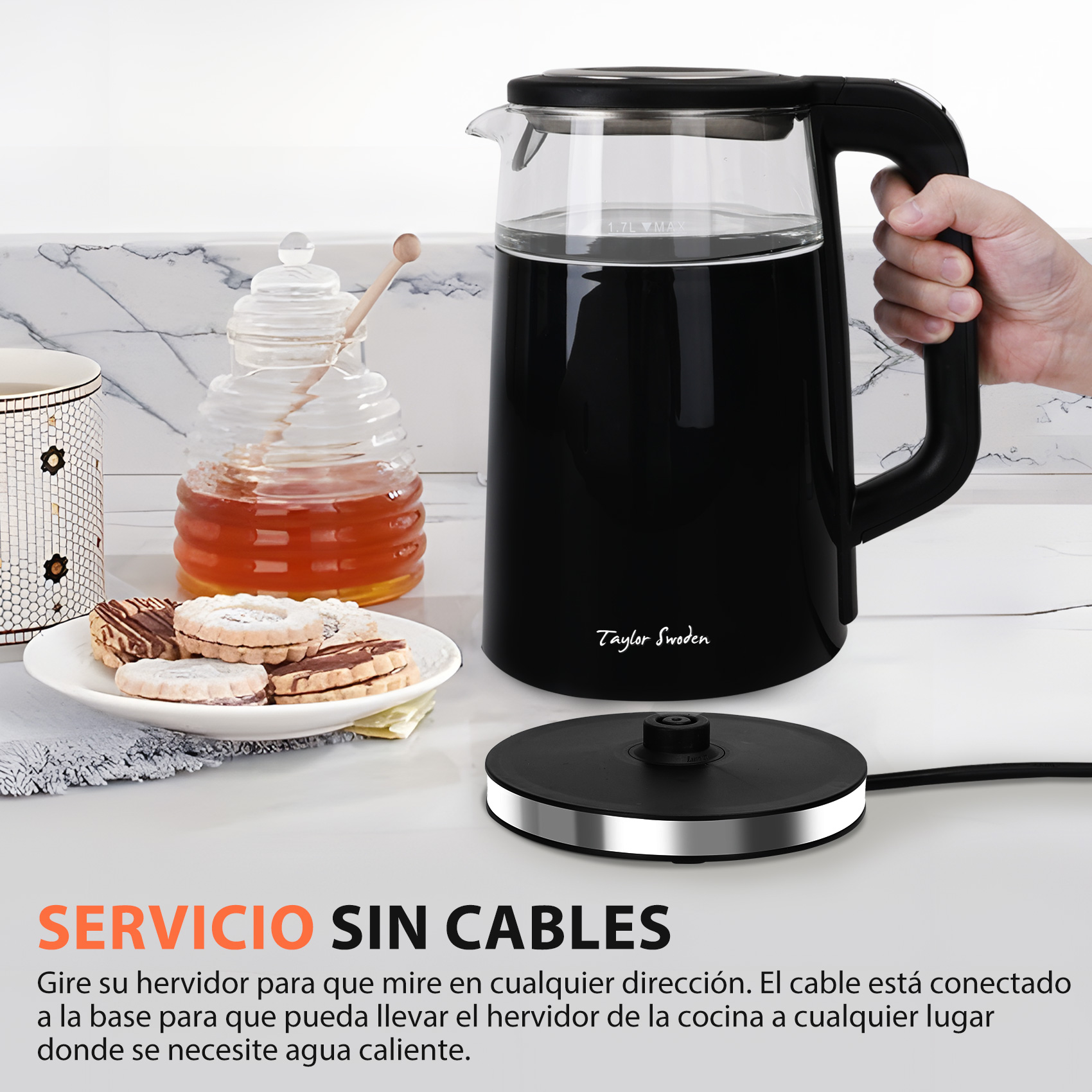 Hervidor eléctrico con cuerpo negro y parte superior de vidrio, sobre una superficie blanca.