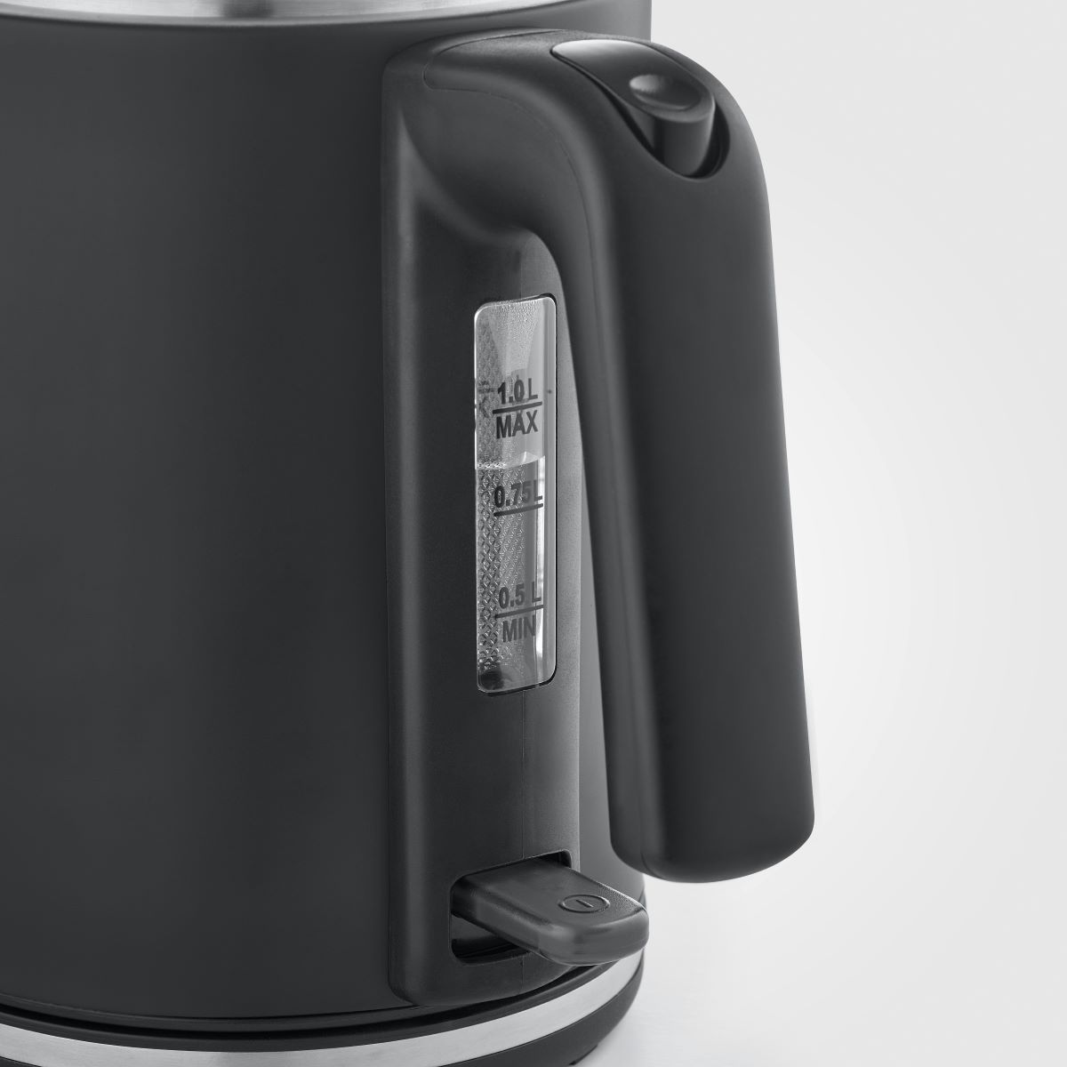 Bollitore elettrico nero con indicatore del livello dell'acqua e manico. Sfondo bianco.