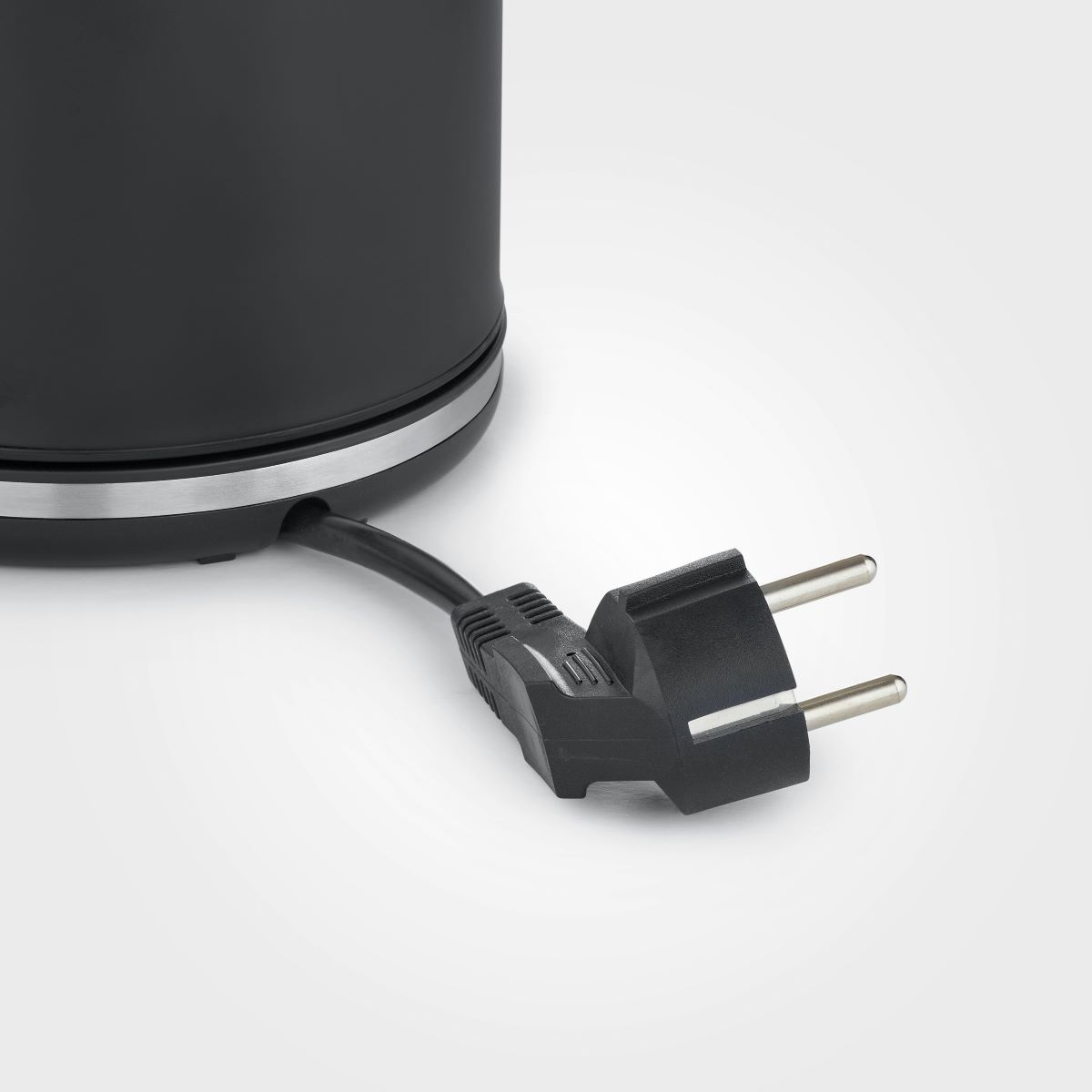 Bollitore elettrico nero con spina e cavo su sfondo bianco.