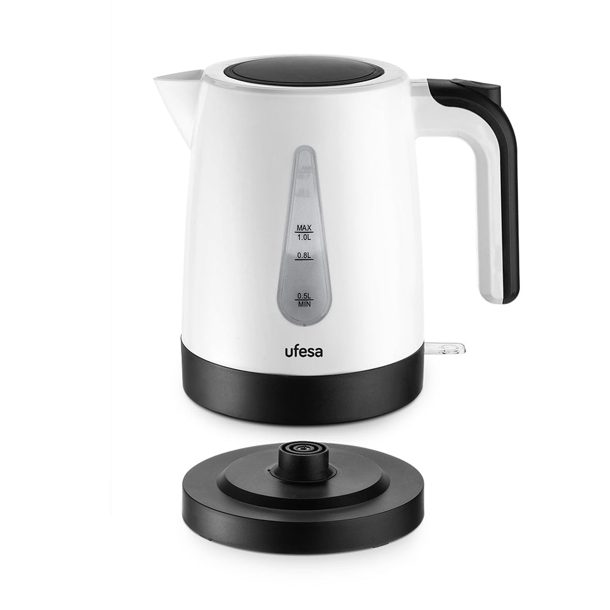 Bollitore elettrico bianco con base e manico neri. Isolato su bianco.