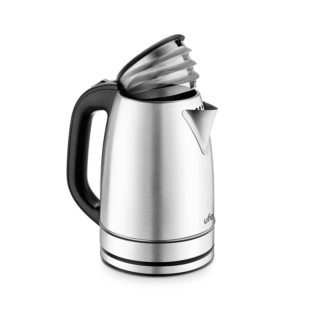 Srebrny czajnik elektryczny z częściowo otwartą pokrywą. Czarny uchwyt i podstawa. Białe tło.