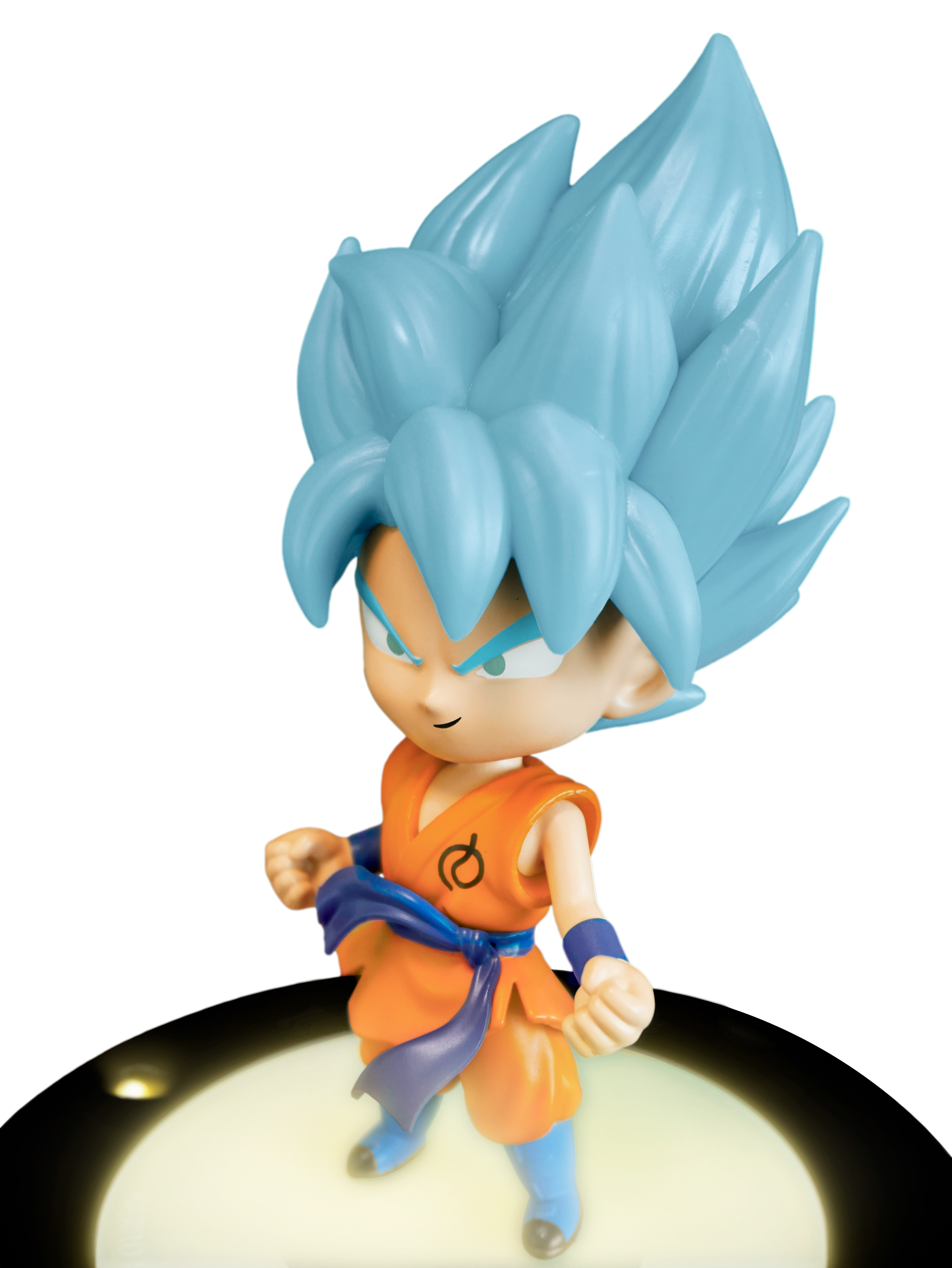 Statuetta di Dragon Ball Z: Goku con capelli blu e vestito arancione, in piedi su un palco.