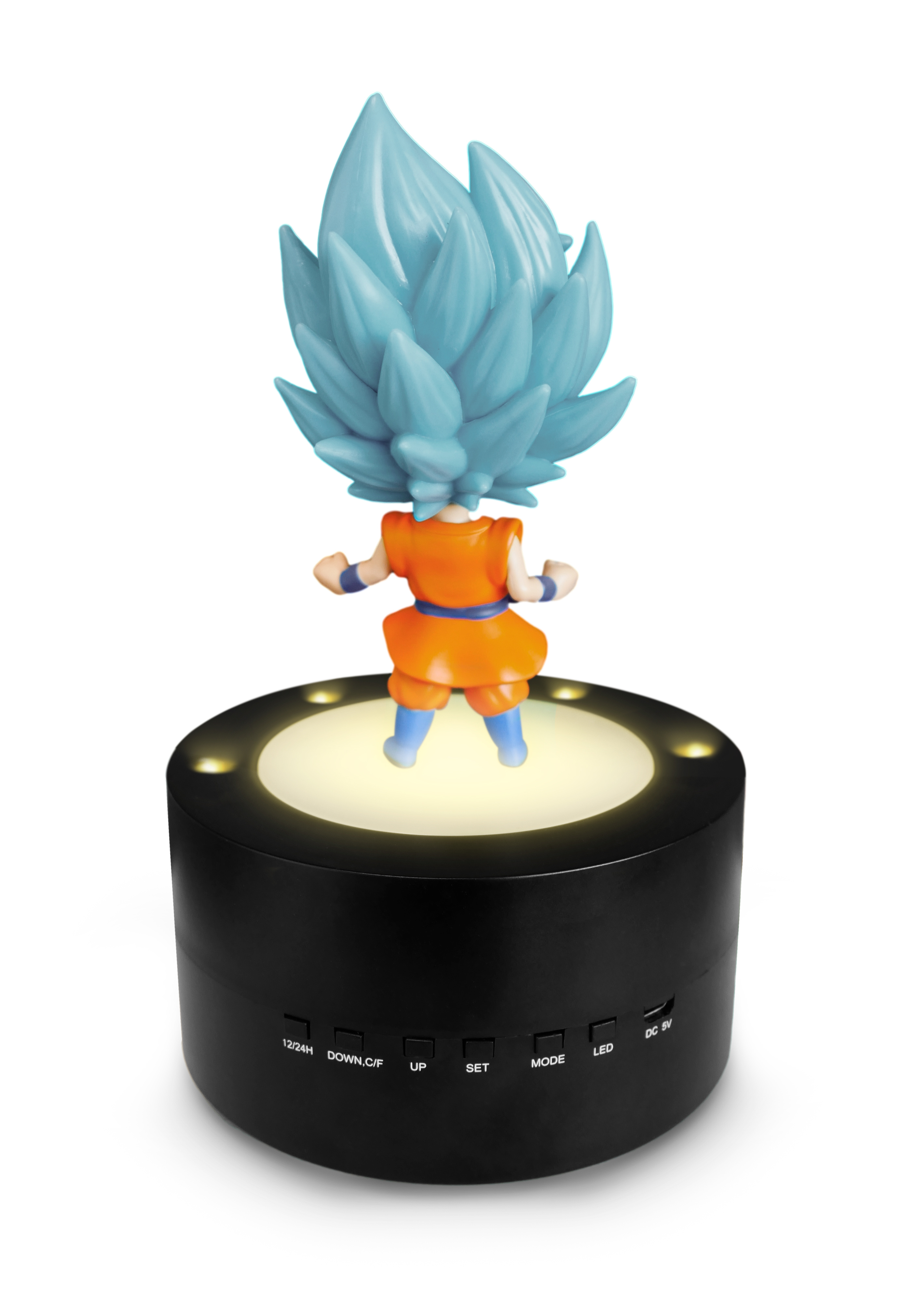 Figura di Goku su un altoparlante con luci. Goku ha i capelli blu, abiti arancioni e blu. Sfondo bianco.