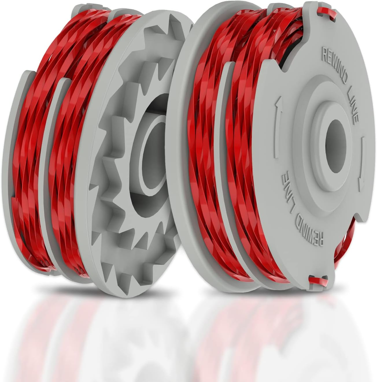 Due bobine di filo rosso per trimmer su una superficie bianca. Le bobine sono affiancate.