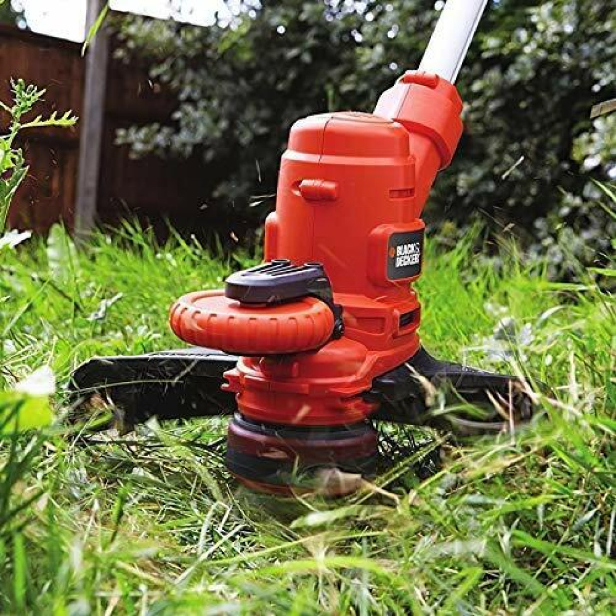 Tagliaerba Black+Decker arancione e nero che taglia l'erba.