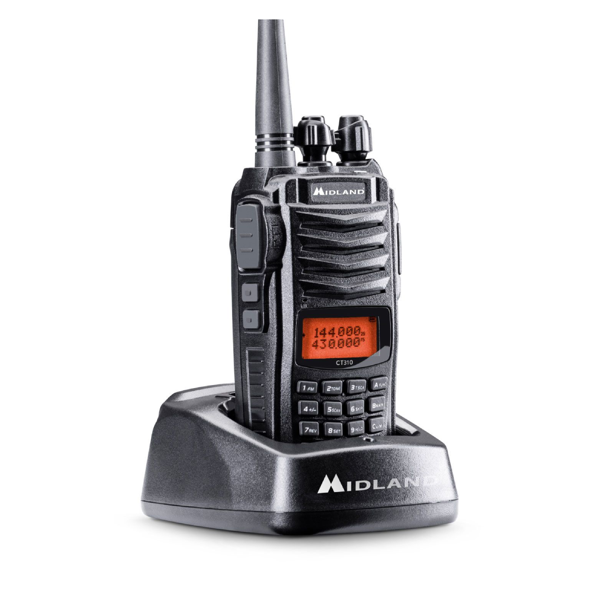 Un walkie-talkie Midland negro en su base de carga, aislado sobre fondo blanco.