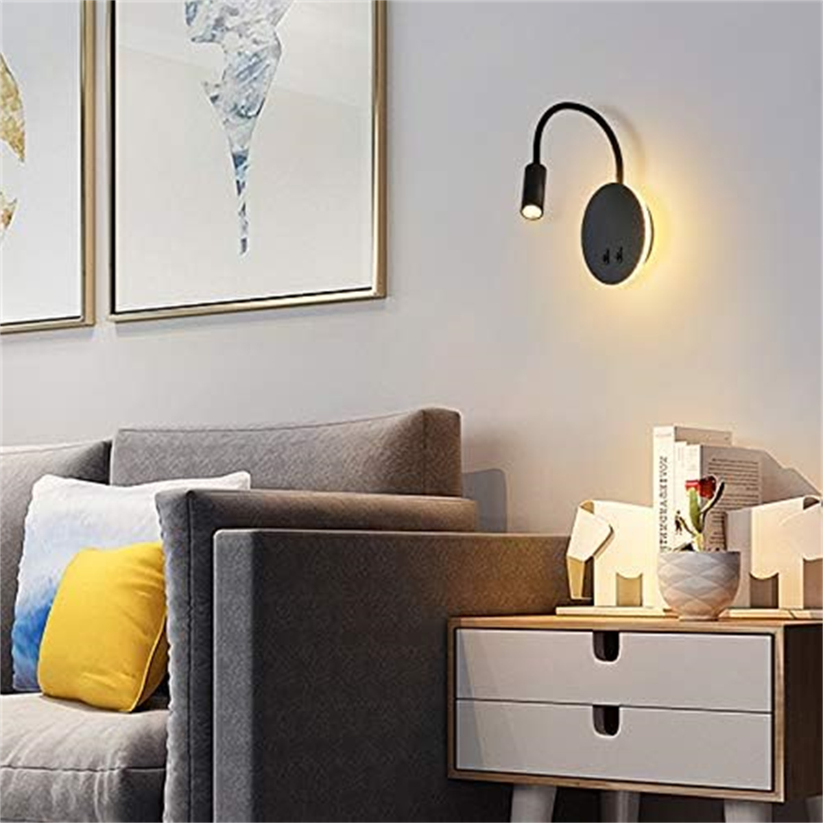 Wandleuchte mit kleinem Licht. Neben Sofa und Beistelltisch.