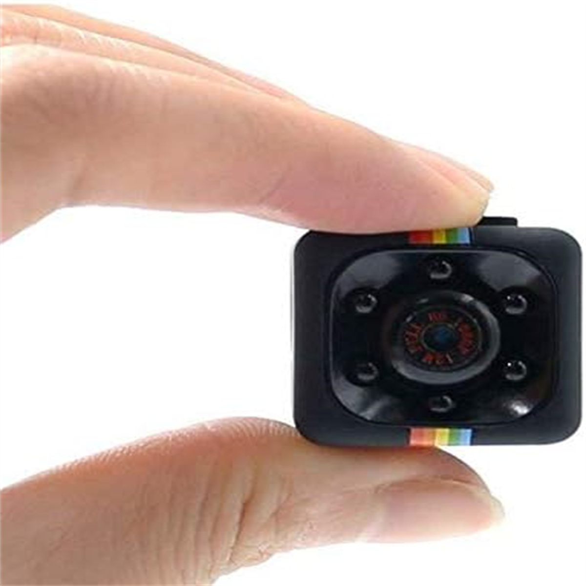 Winzige schwarze Kamera mit Regenbogenstreifen auf einem Finger.