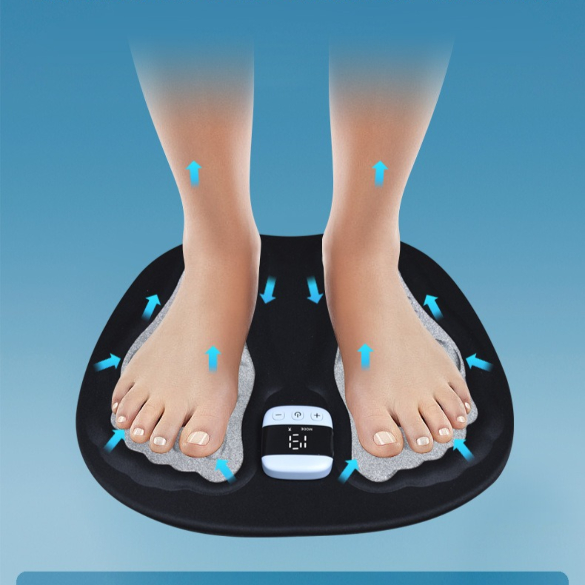 Füße auf einem schwarzen Massagepad mit Digitalanzeige, umgeben von Pfeilen.