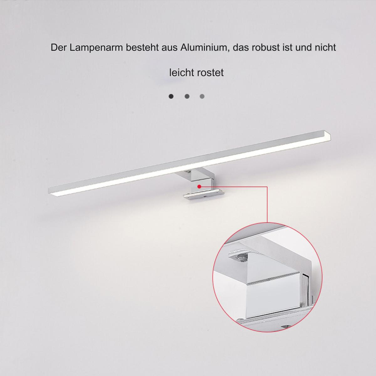 Eine moderne, silberne LED-Leuchte an einer weißen Wand, mit einer Nahaufnahme der Montagebasis.