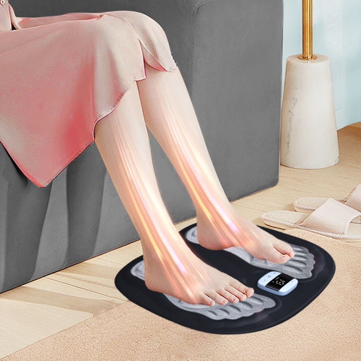 Barfußfüße auf einem schwarzen Fußmassagegerät. Das Massagegerät hat einen kleinen Bildschirm mit Zahlen. Lichtstrahlen werden emittiert.
