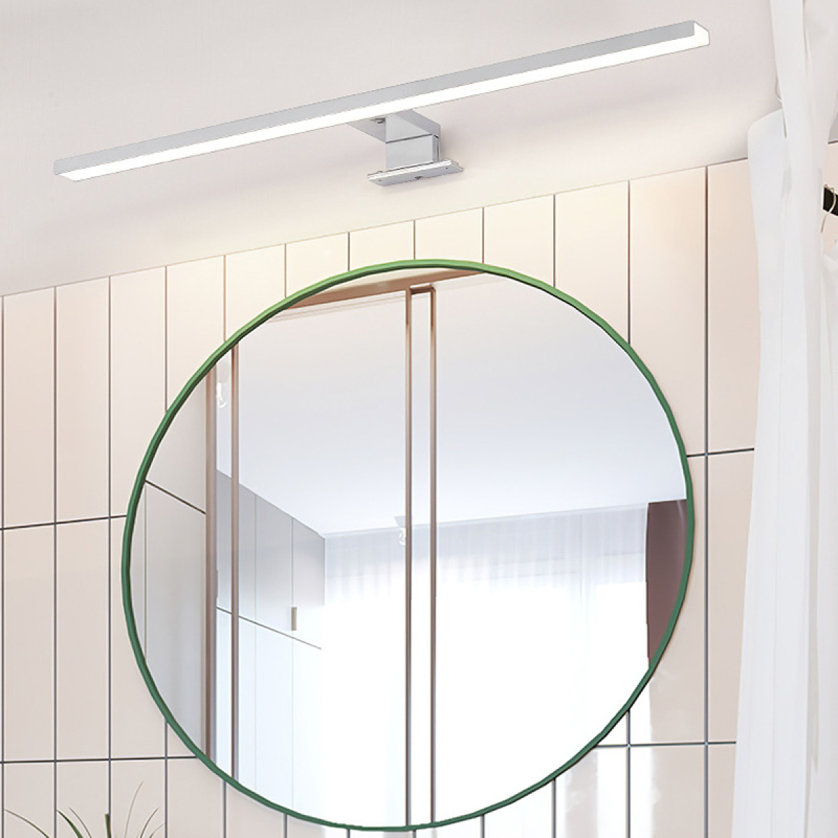 Moderne Badezimmerszene mit weißer Fliesenwand, Spiegel und silberner Leuchte.