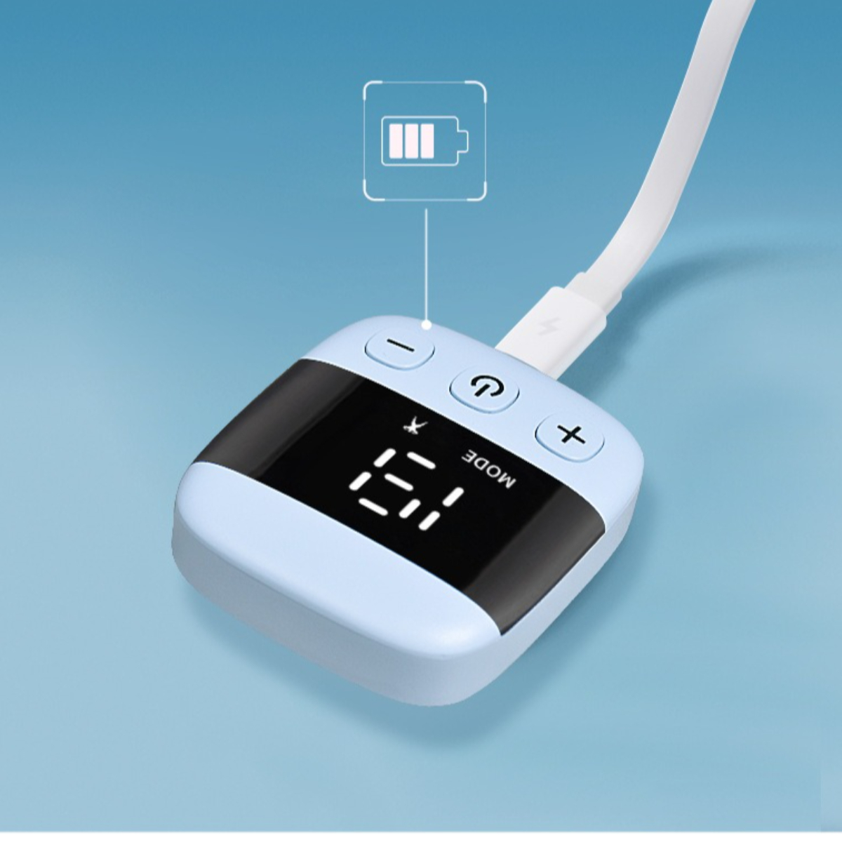Ein blaues Ladegerät mit Bildschirm und Tasten. Weißes USB-Kabel. Blauer Hintergrund.