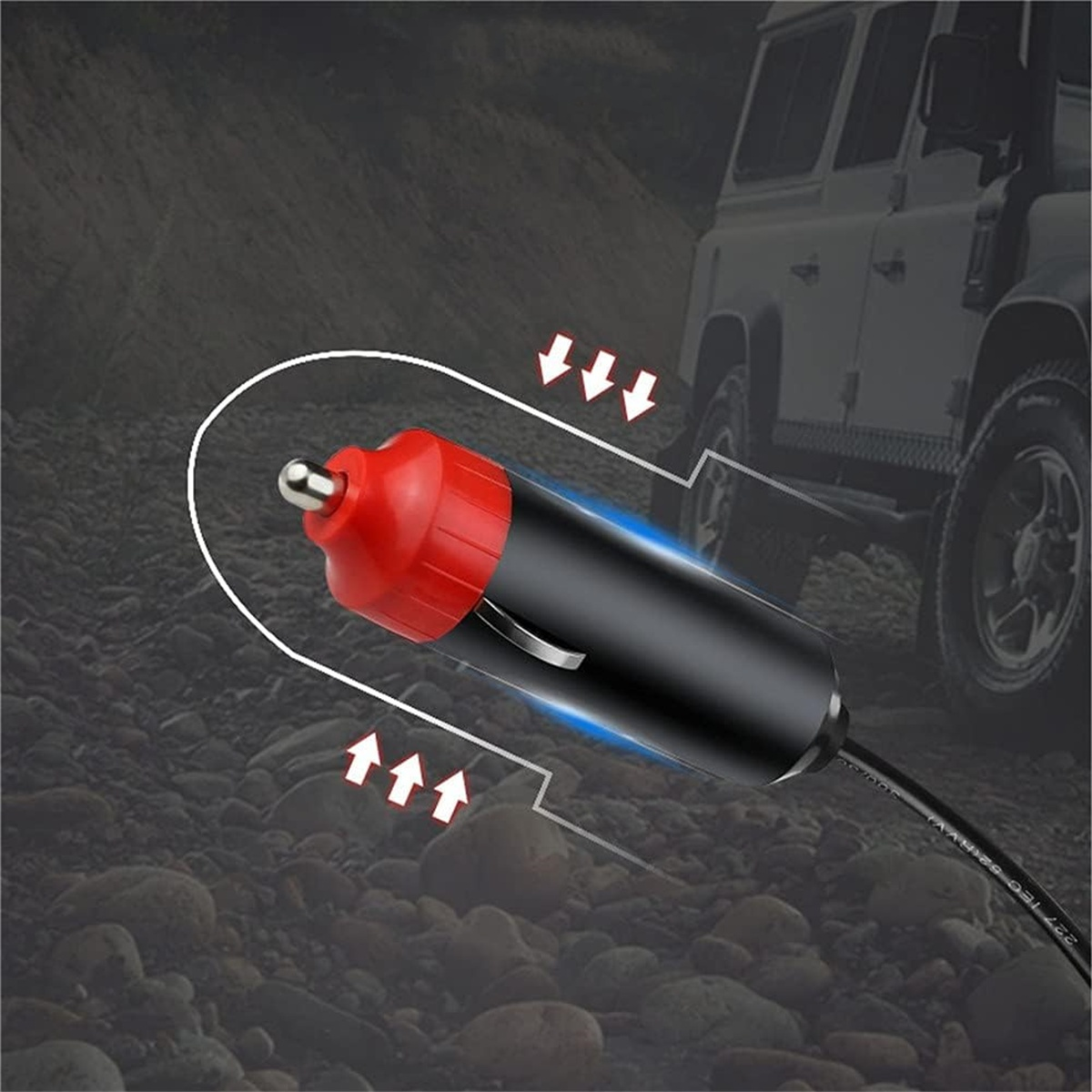 Ein schwarzer Auto-Adapter mit roter Spitze. Weiße Pfeile zeigen den Stromfluss an.
