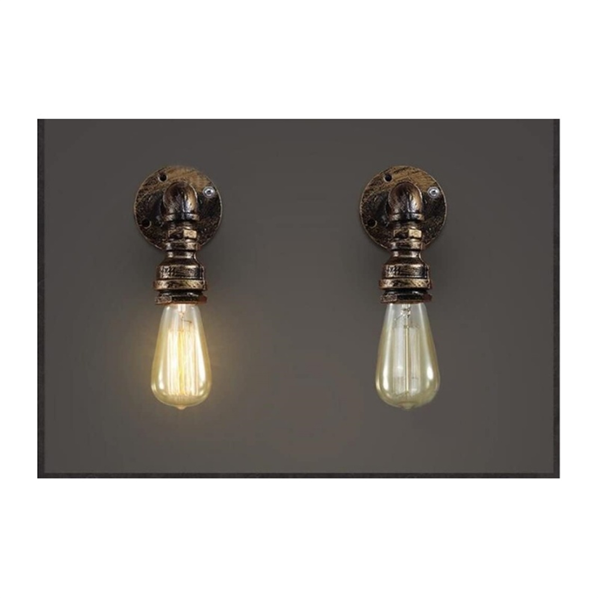 Zwei Vintage-Wandleuchten mit Edison-Glühbirnen. Sie sind an einer dunkelgrauen Wand montiert. Eine Glühbirne leuchtet.