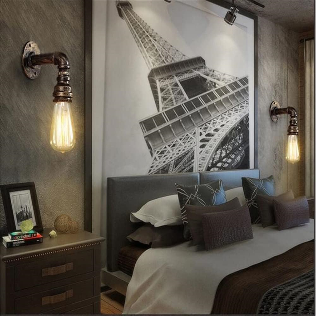 Schlafzimmer: zwei Wandlampen mit Edison-Glühbirnen, Bild des Eiffelturms über dem Bett.