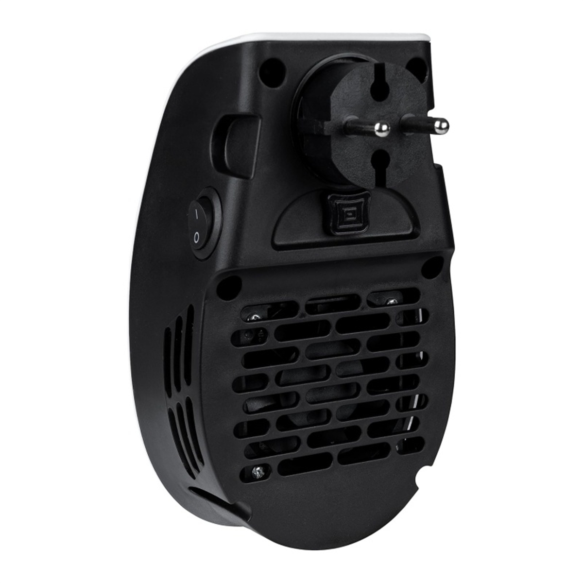 Schwarz-weißer Mini-Heizlüfter. Schwarzer Stecker und Frontgrill. Weißer Hintergrund.