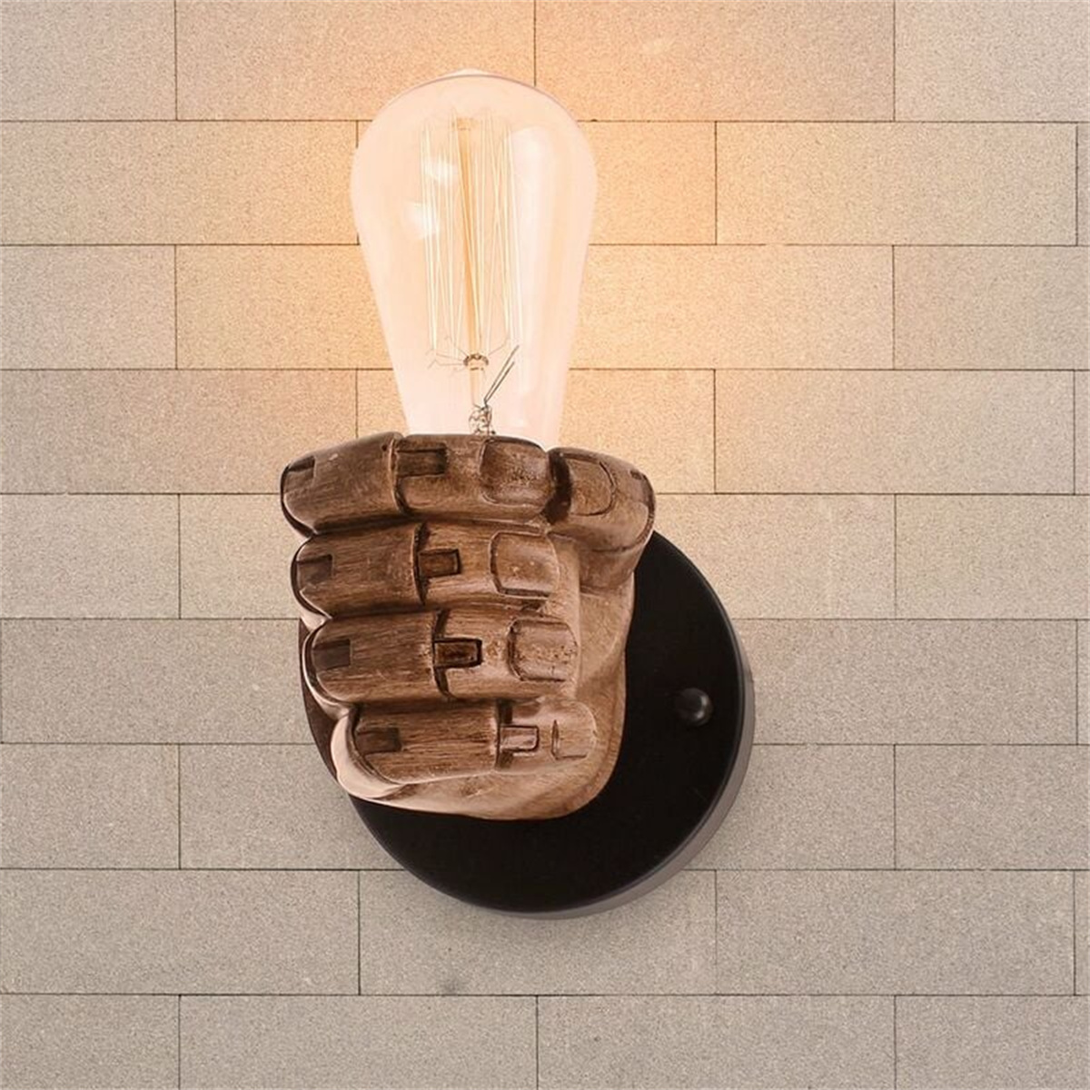 Eine handförmige Wandlampe mit einer Glühbirne.