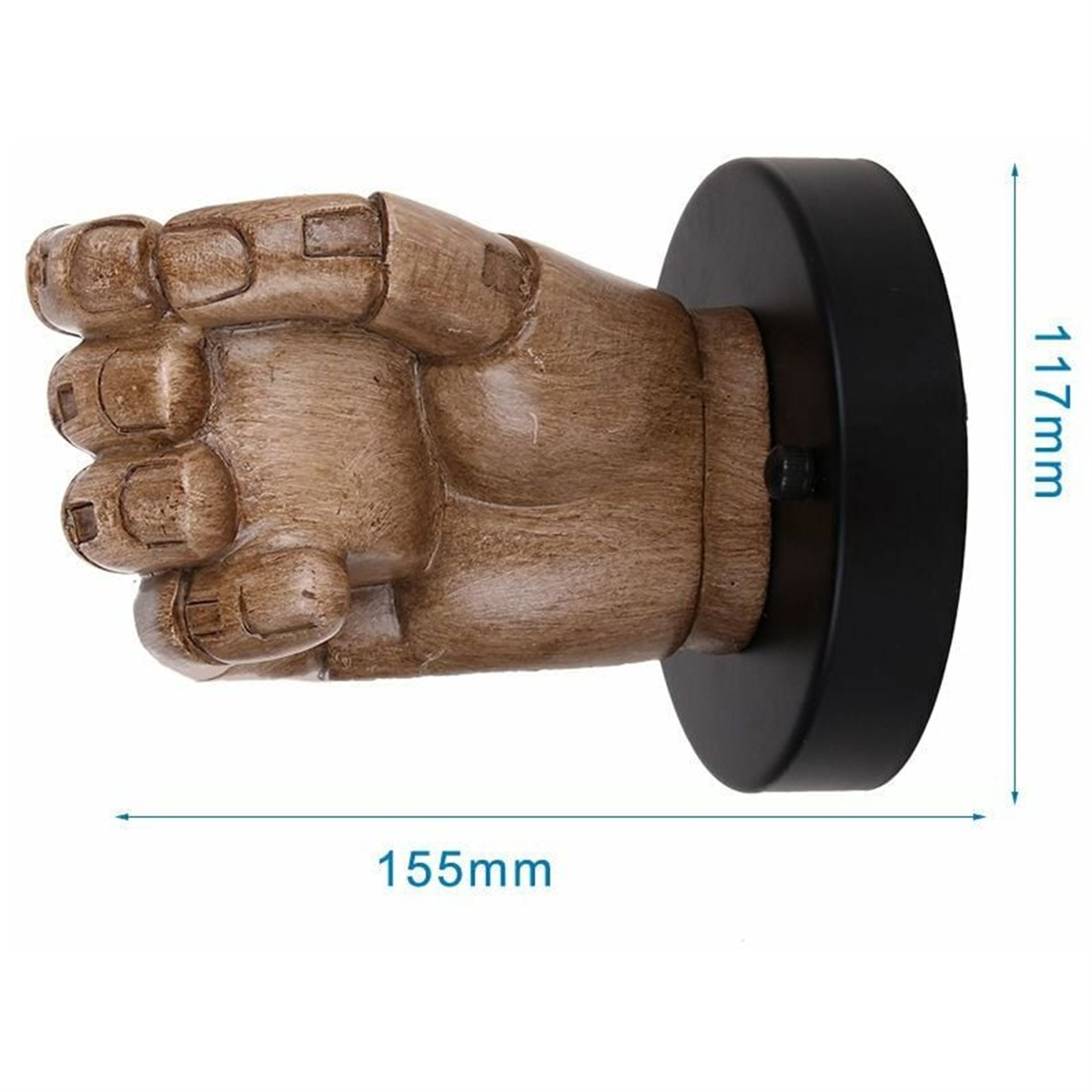 Eine handförmige Wandlampe aus holzähnlichem Material, montiert auf einem schwarzen kreisförmigen Sockel.