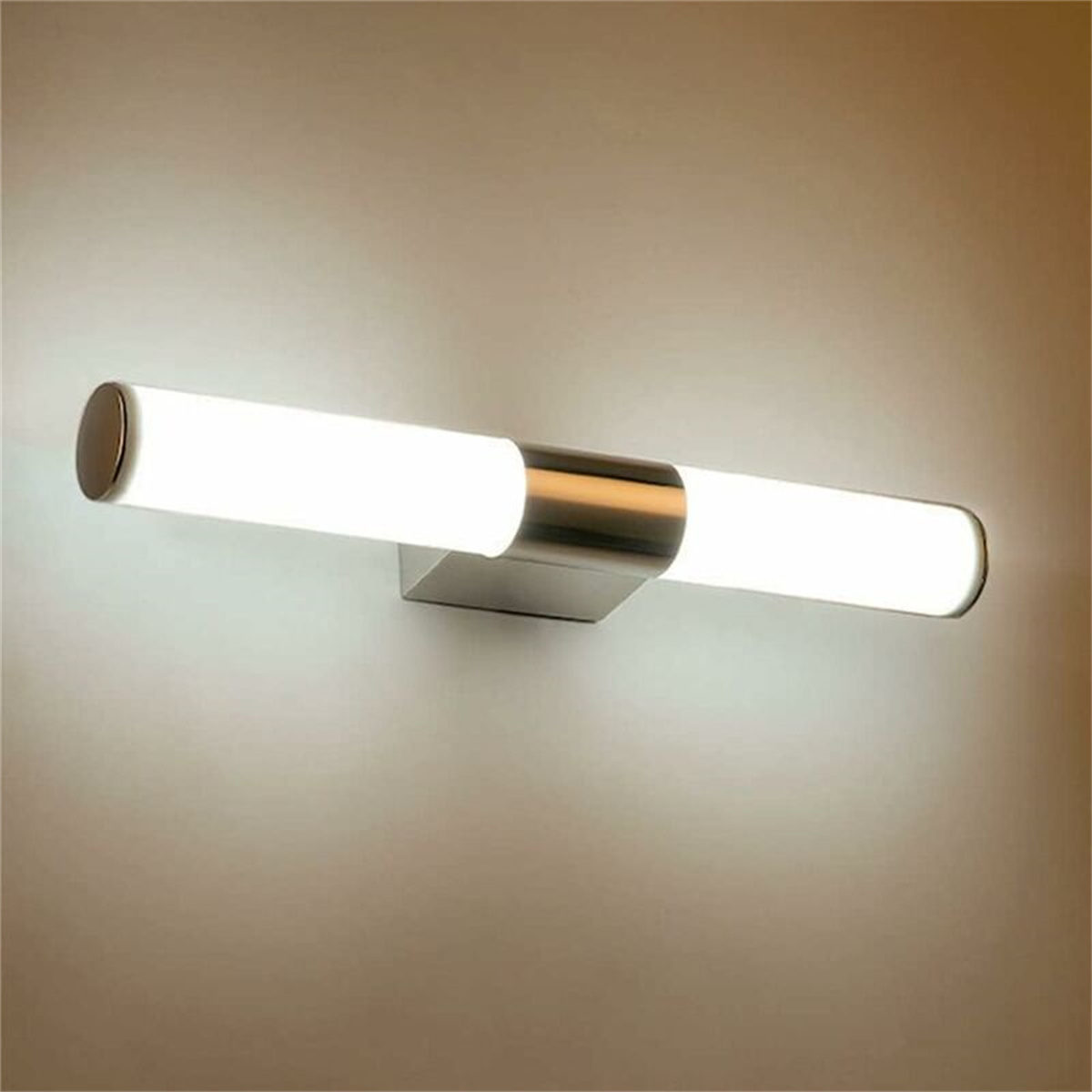 Eine zylindrische Leuchte an der Wand. Es ist ein weißes, röhrenförmiges Licht mit einem metallischen Sockel.