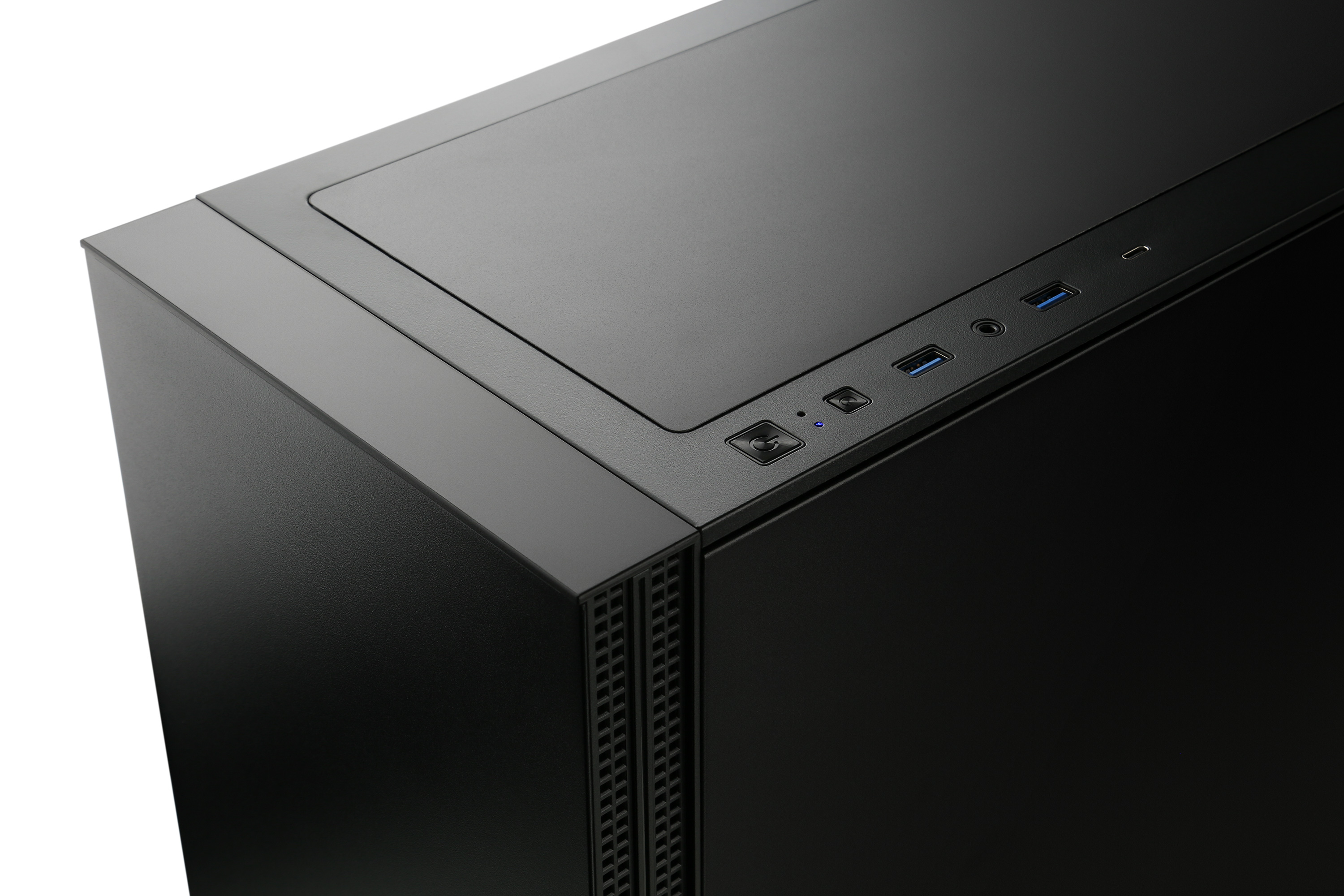 Gros plan d'un boîtier d'ordinateur noir, montrant le dessus avec les ports USB et le bouton d'alimentation.