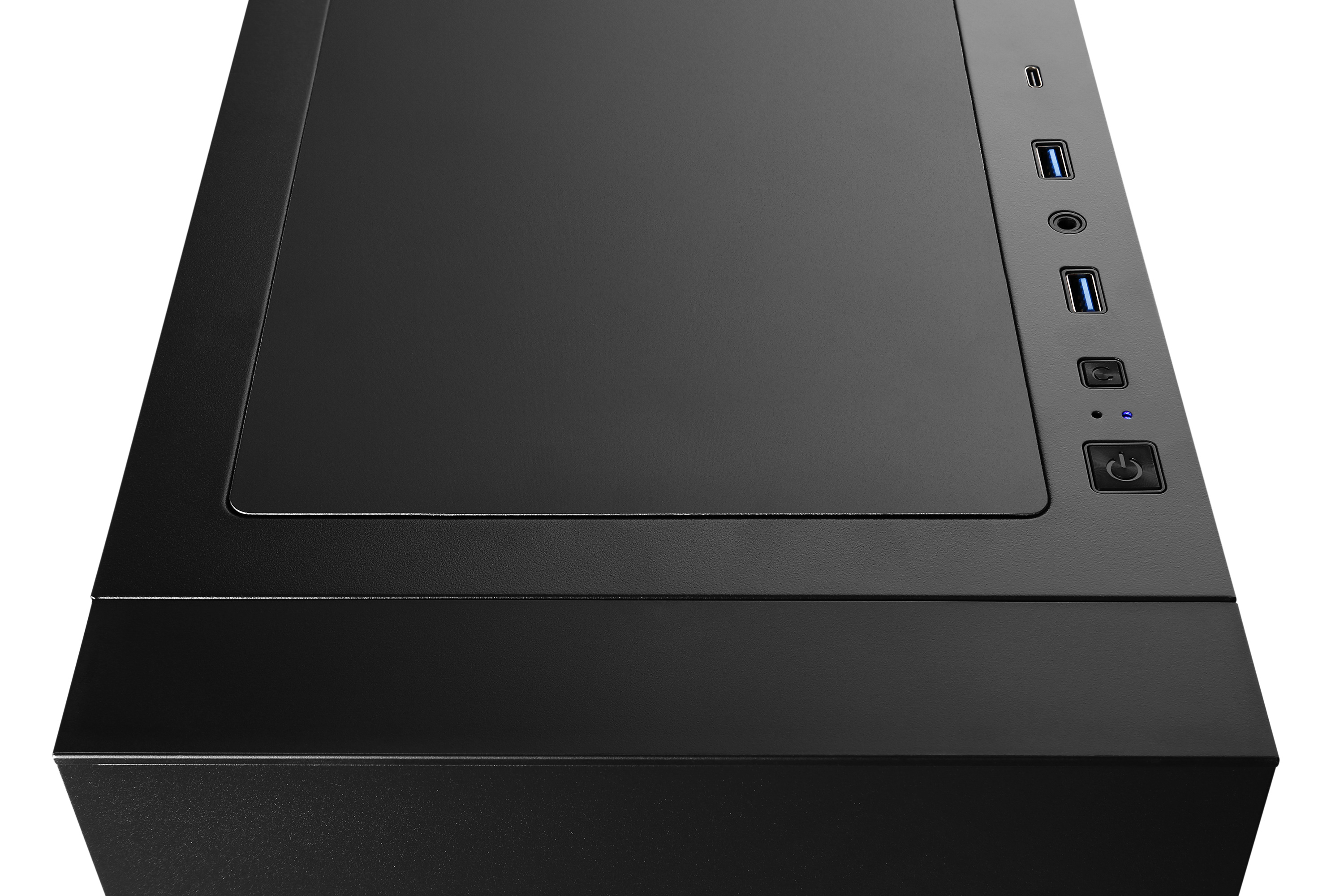 Schwarze Computergehäuseoberseite mit USB-Anschlüssen, Audiobuchsen und einem Ein-/Ausschalter.