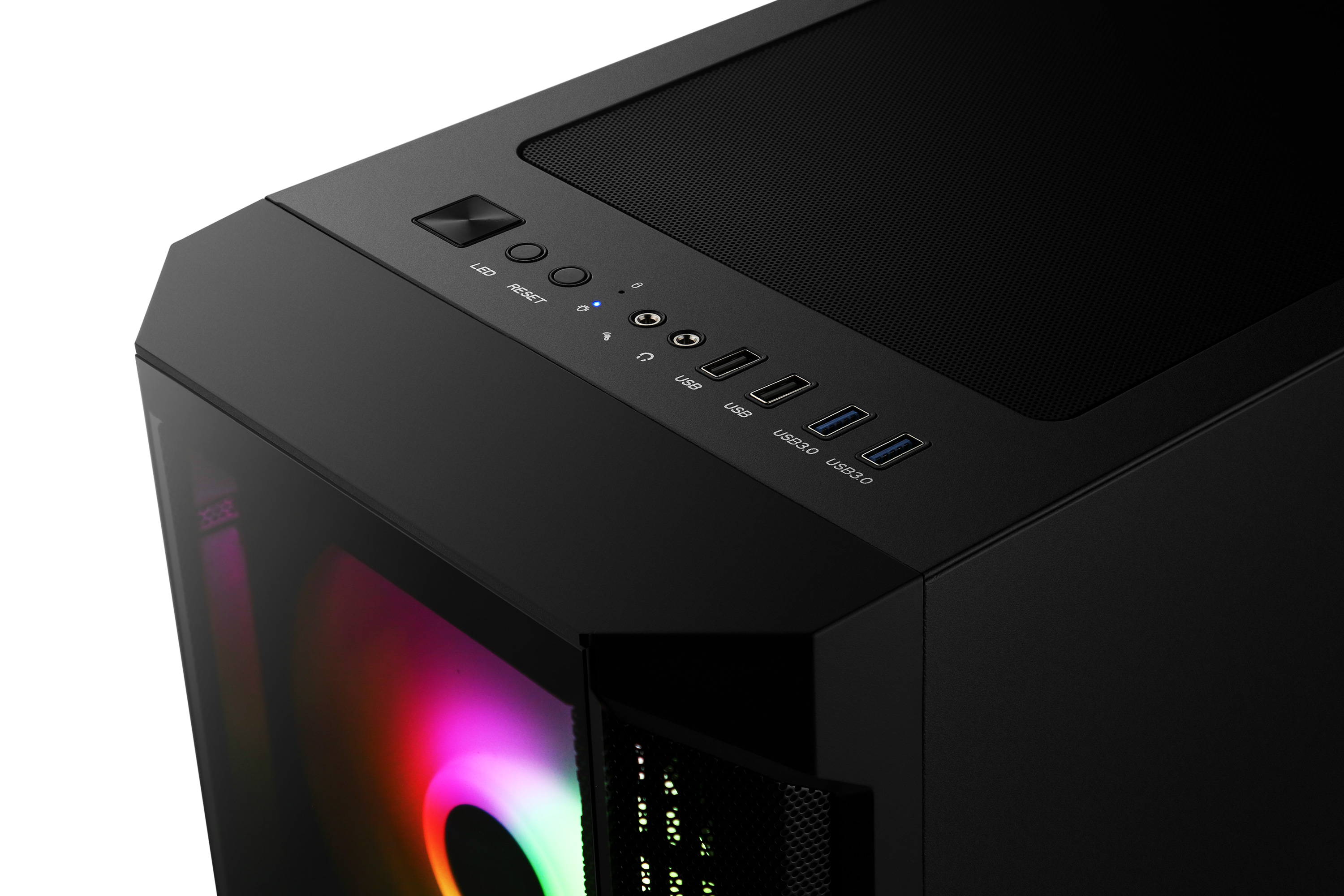 Ein schwarzes Computergehäuse mit Frontplattenknöpfen und USB-Anschlüssen, einschließlich USB 3.0.