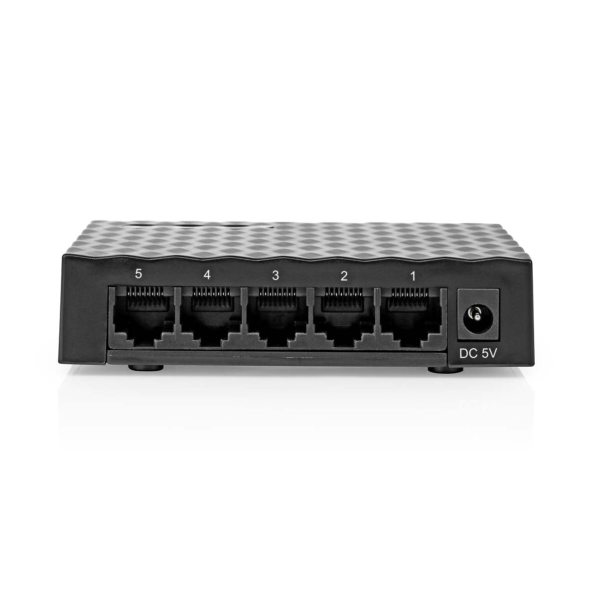 Ein schwarzer Netzwerk-Switch mit fünf Anschlüssen und DC 5V-Eingang.