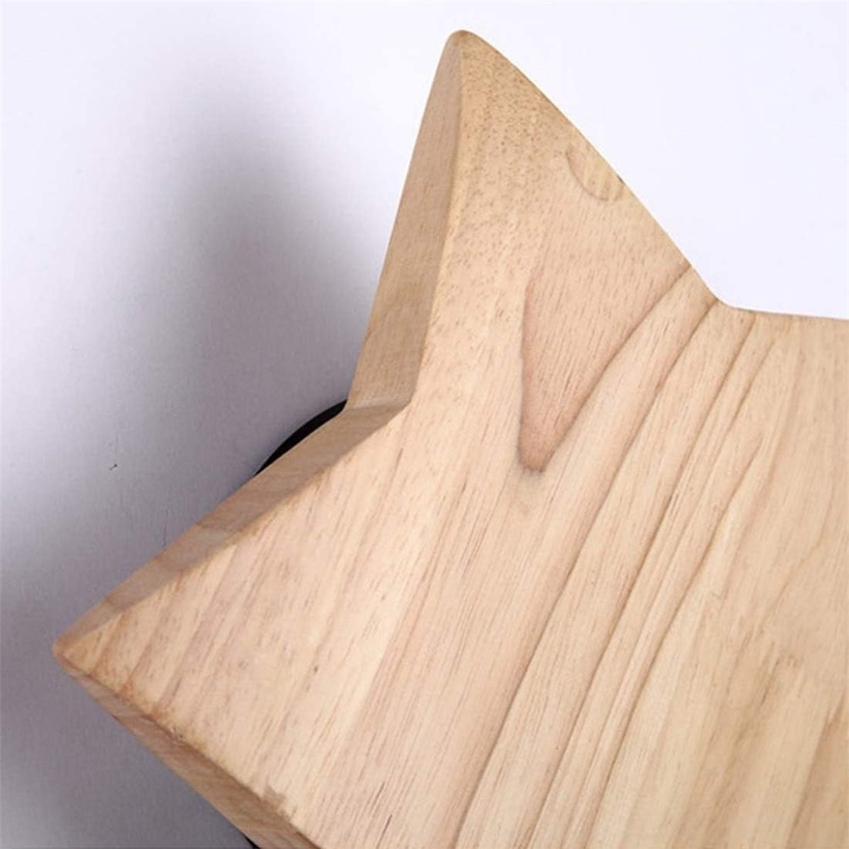 Eine sternförmige Wanddekoration aus Holz.