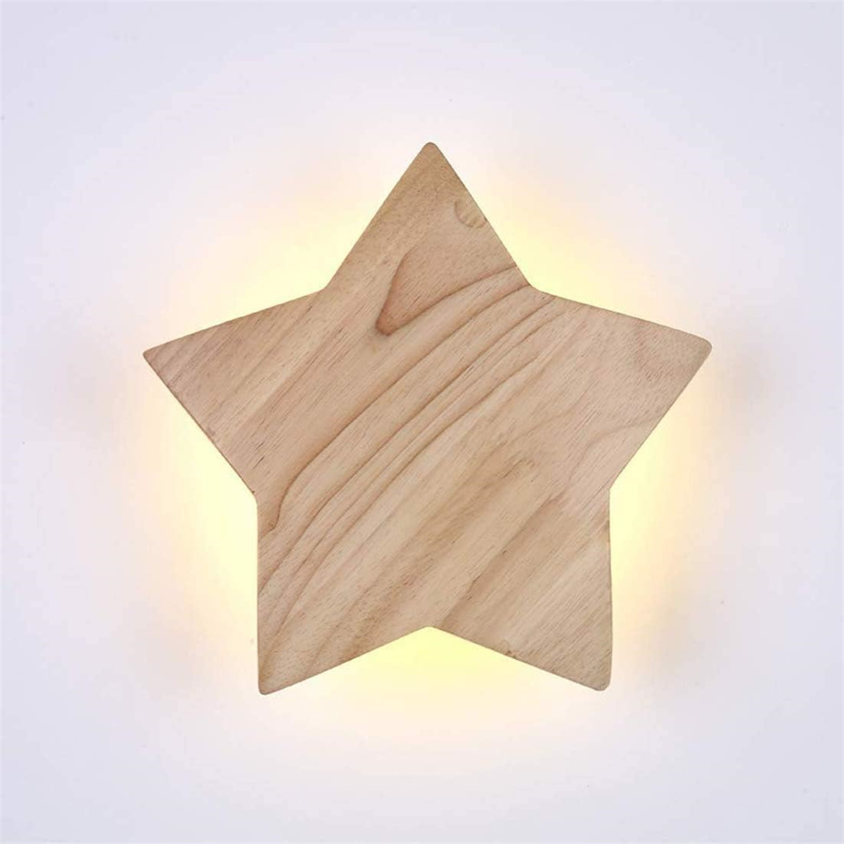 Sternförmige Wandleuchte aus Holz, die warmes Licht aussendet. Weißer Hintergrund.